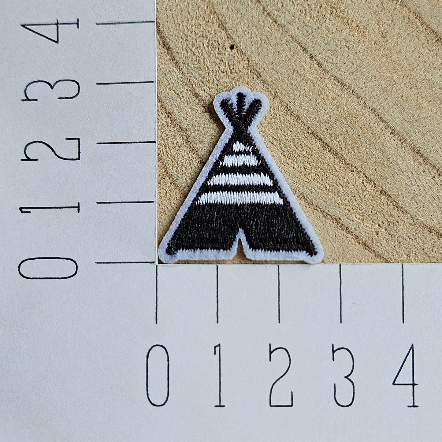 Strijk embleem - Iron on Patch - Zwarte tipi