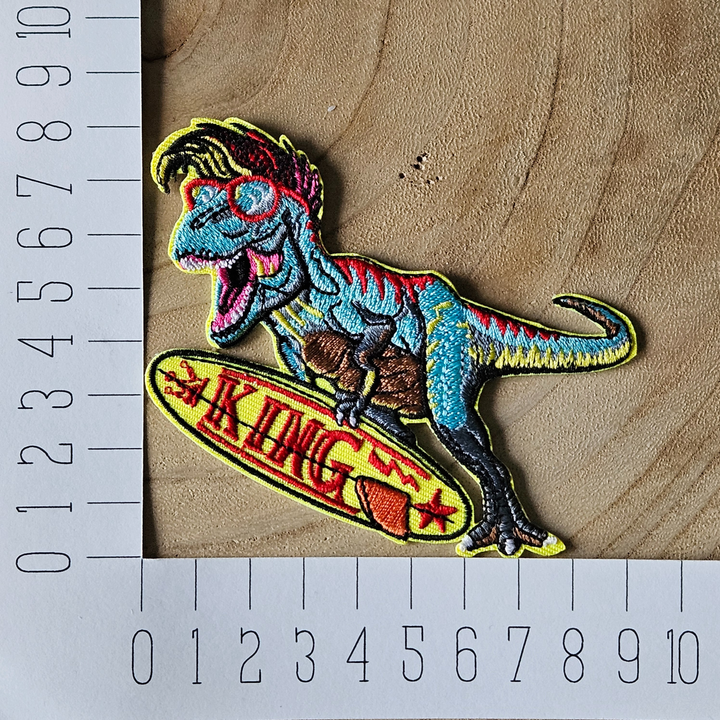 Strijk embleem - Iron on Patch - Dino op surfplank