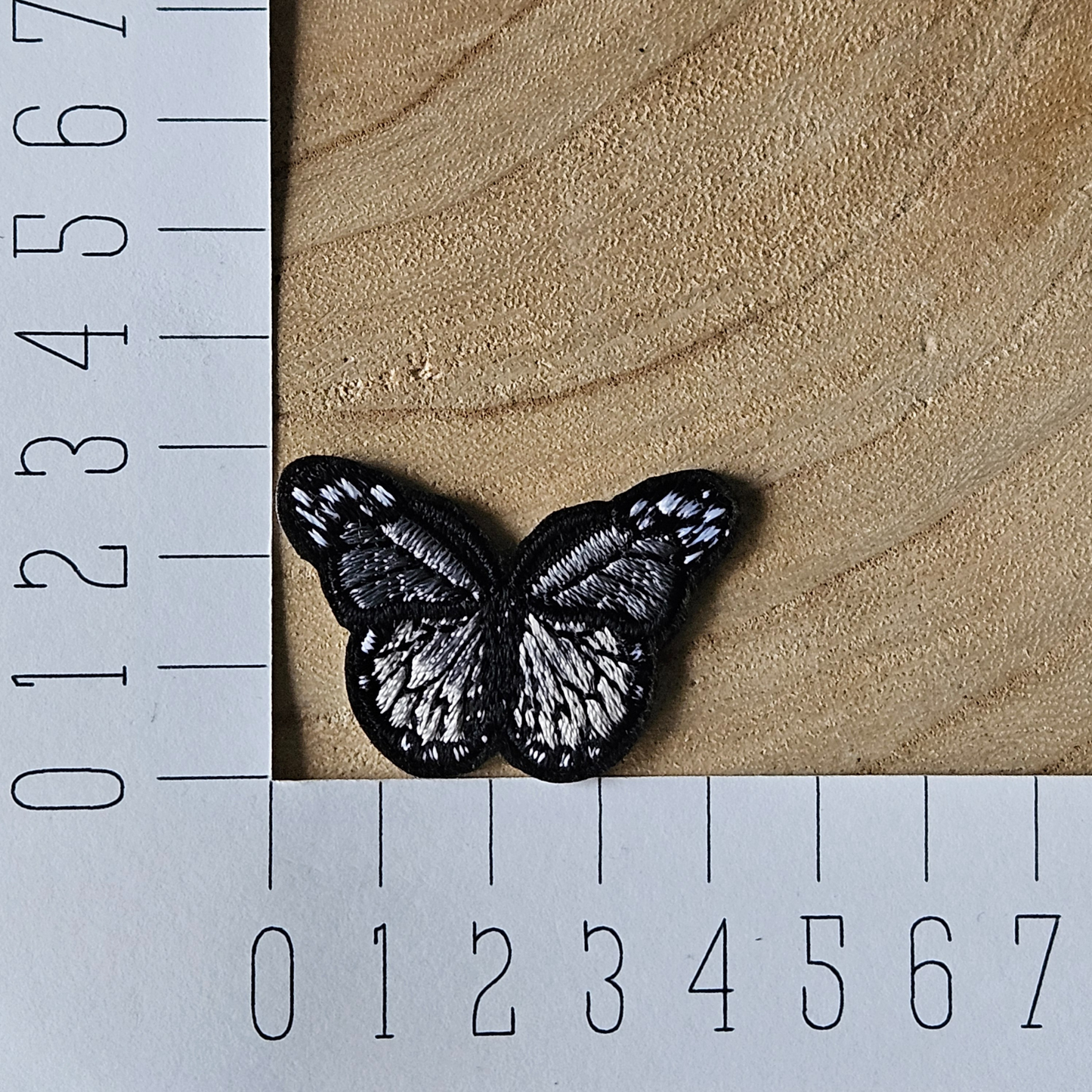 Strijk embleem - Iron on Patch - Grijze vlinder