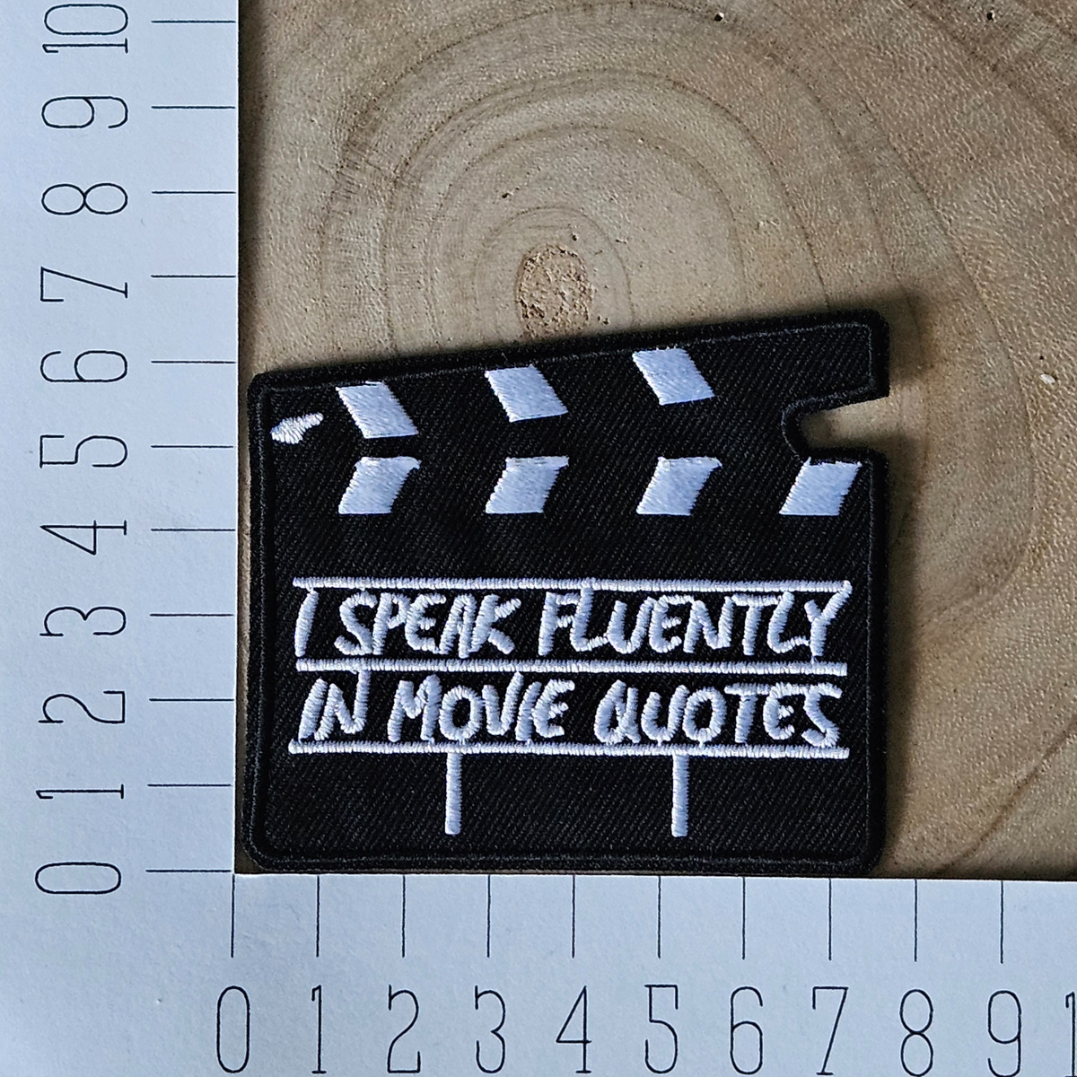 Strijk embleem - Iron on Patch - Film klapper - I speak fluently in movie quotes