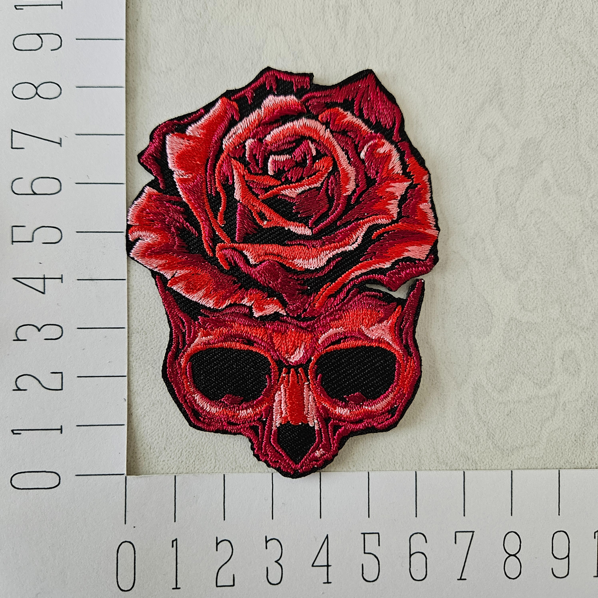 Strijk embleem - Iron on Patch - Schedel met rode roos