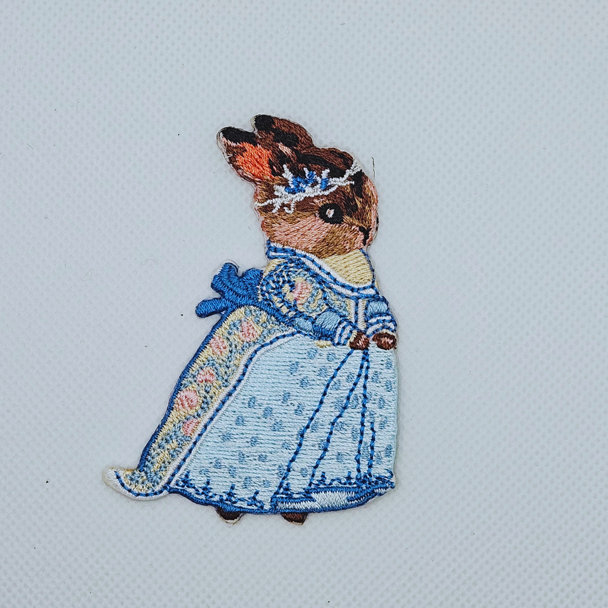 Strijk embleem - Iron on Patch - Konijn in blauwe jurk