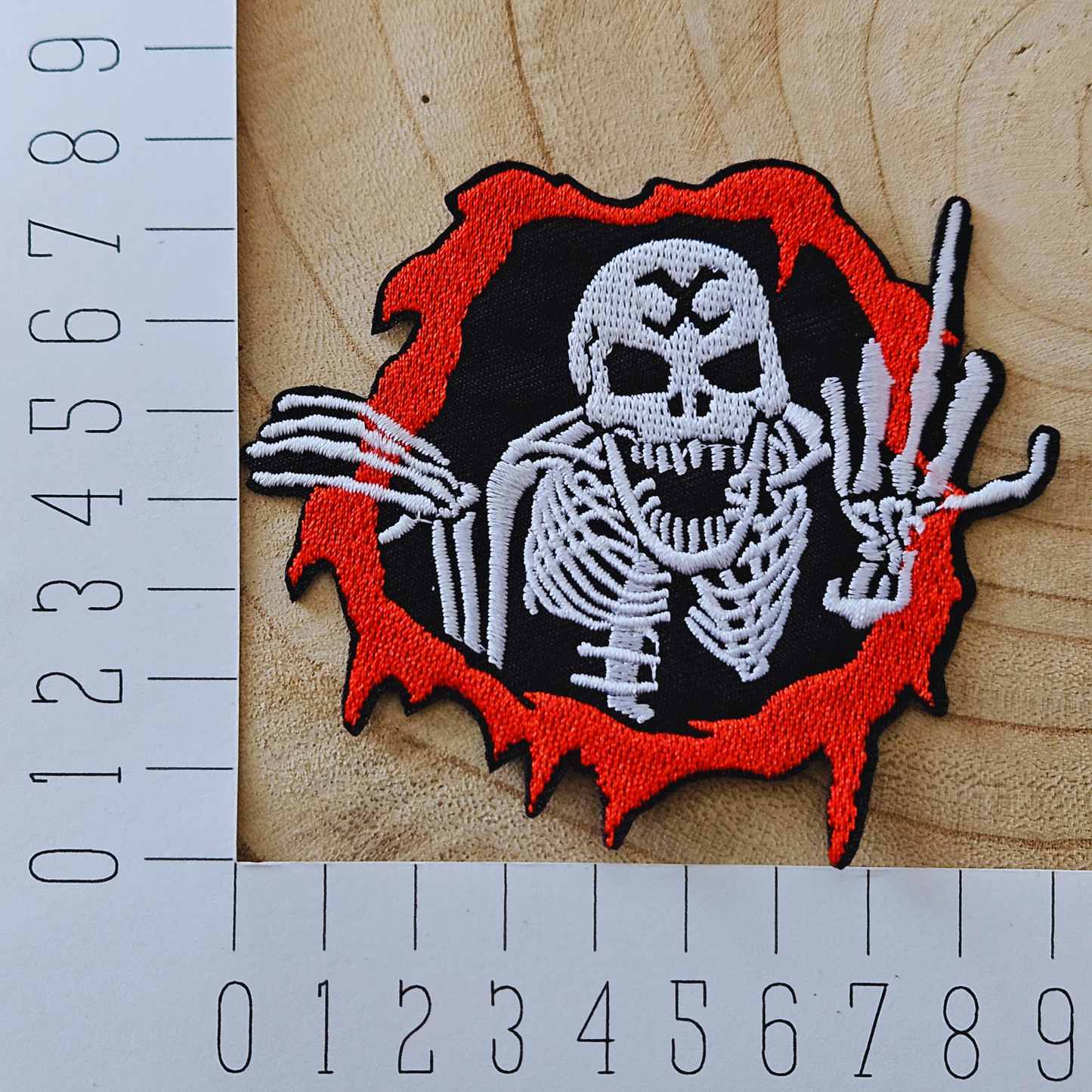 Strijk embleem - Iron on Patch - Skelet met middelvinger