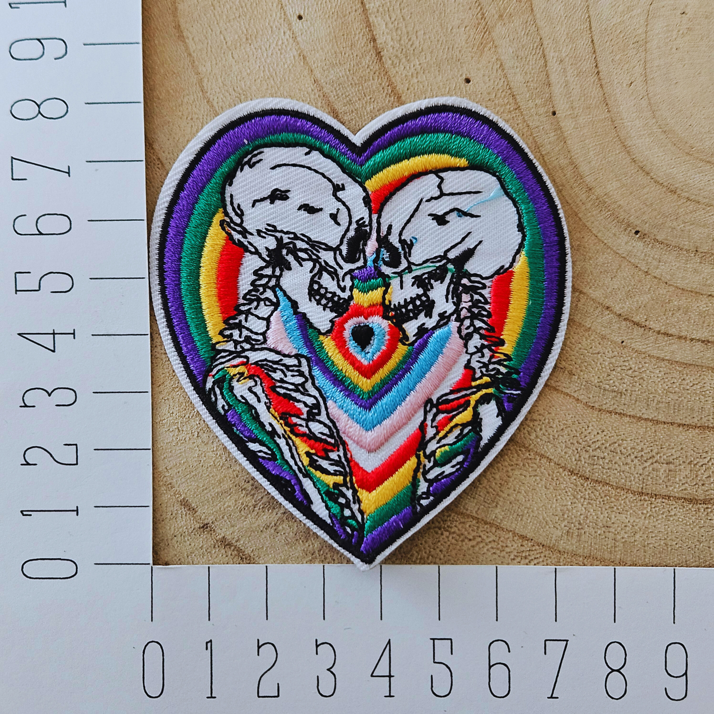 Strijk embleem - Iron on Patch - Regenboog hart met skeletten
