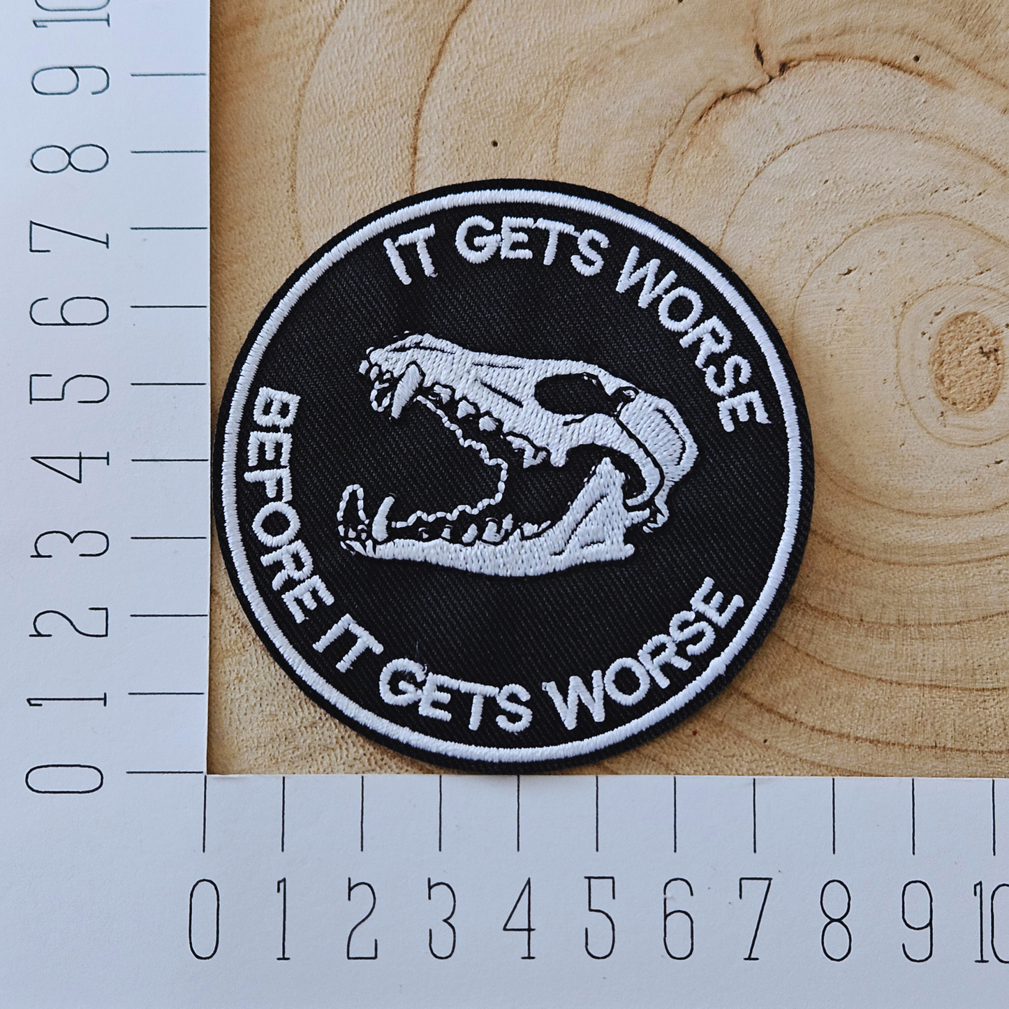 Strijk embleem - Iron on Patch - It gets worse before it gets worse