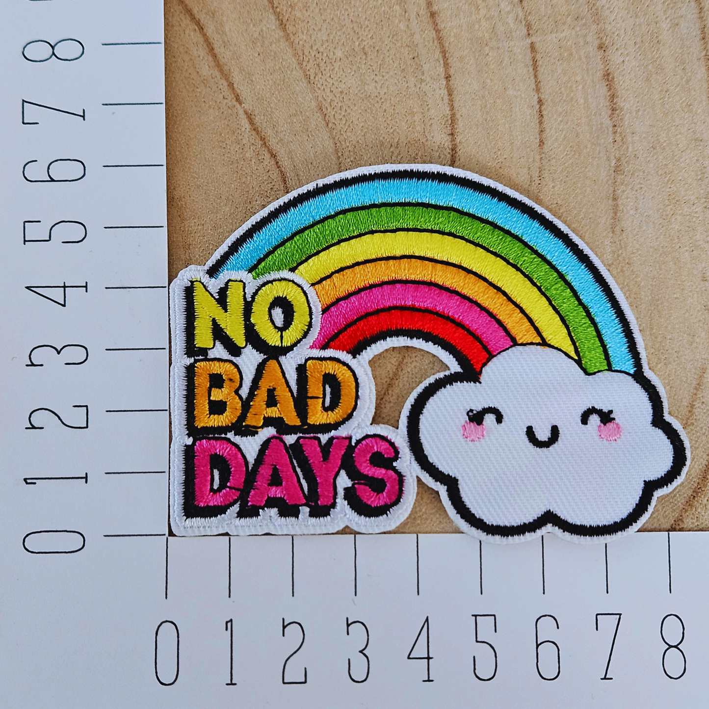 Strijk embleem - Iron on Patch - No bad days regenboog