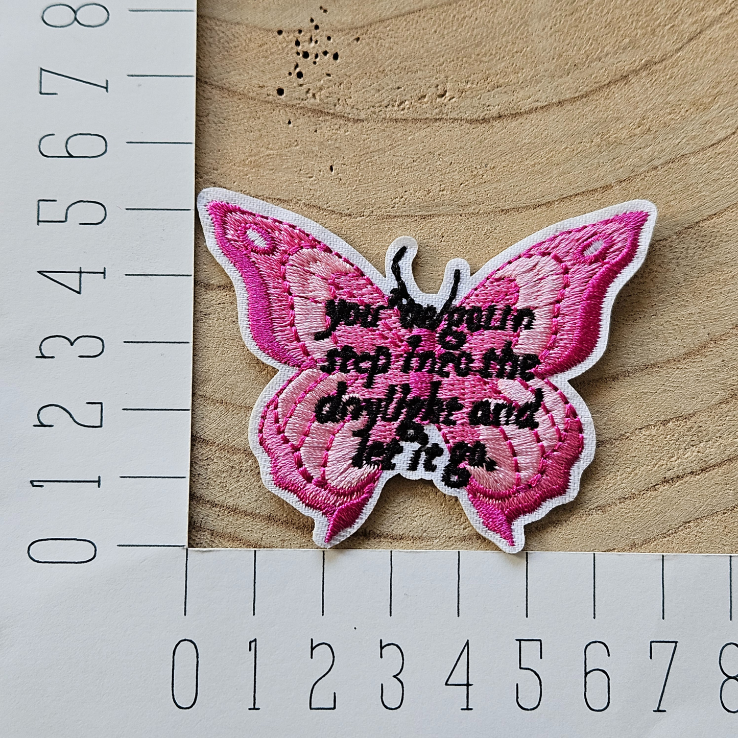 Strijk embleem - Iron on Patch - Roze vlinder step into the daylight