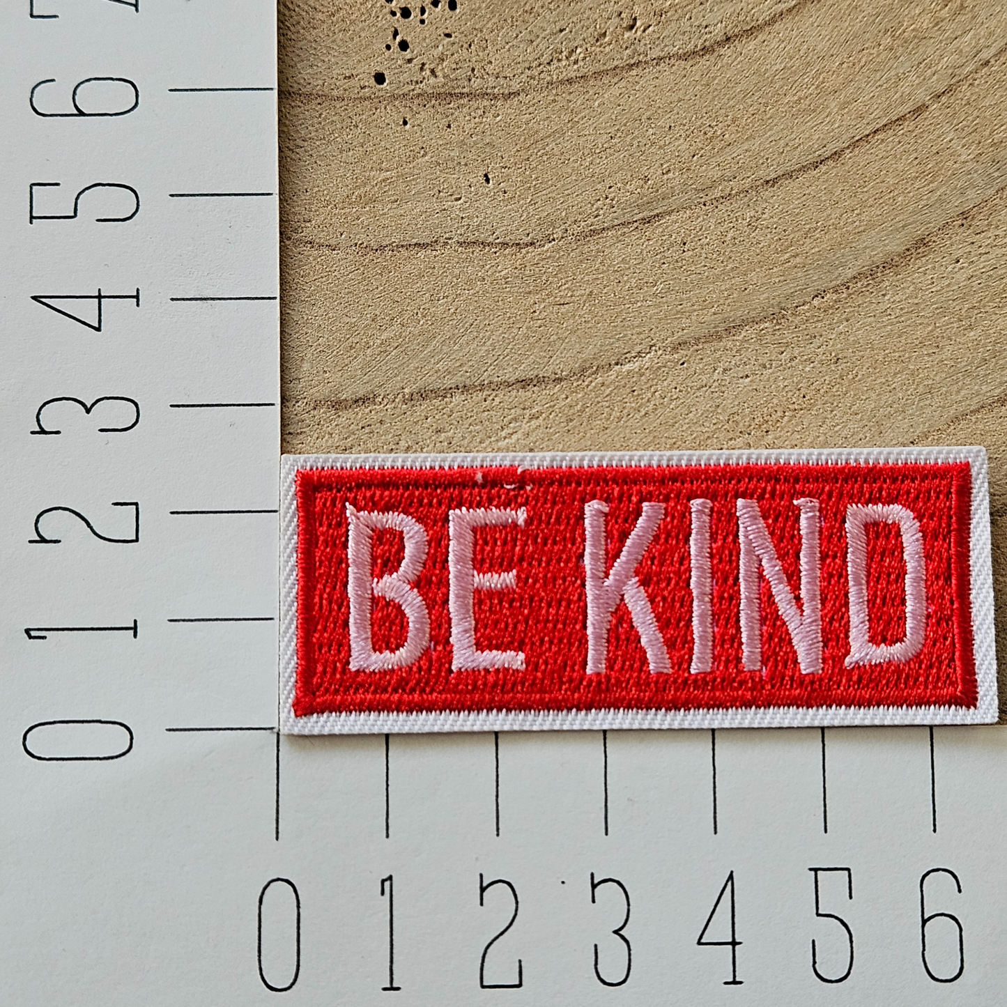 Strijk embleem - Iron on Patch - Roze rood be kind