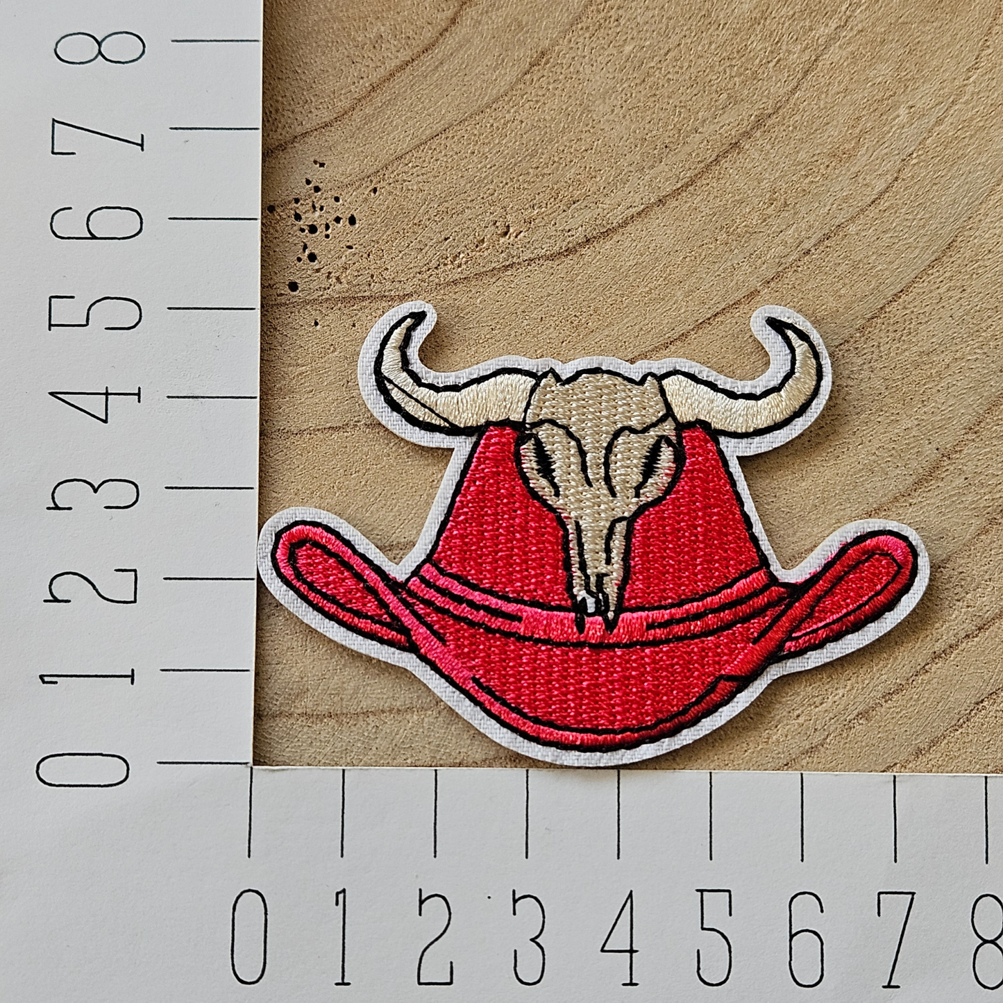 Strijk embleem - Iron on Patch - Roze hoed met runder schedel