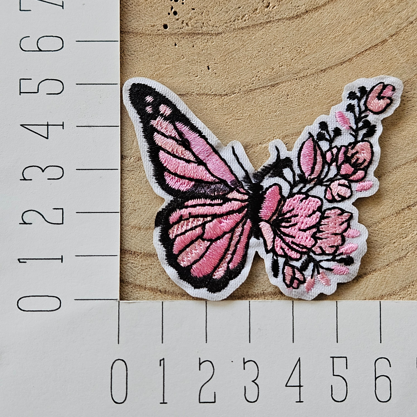 Strijk embleem - Iron on Patch - Roze vlinder met bloemen