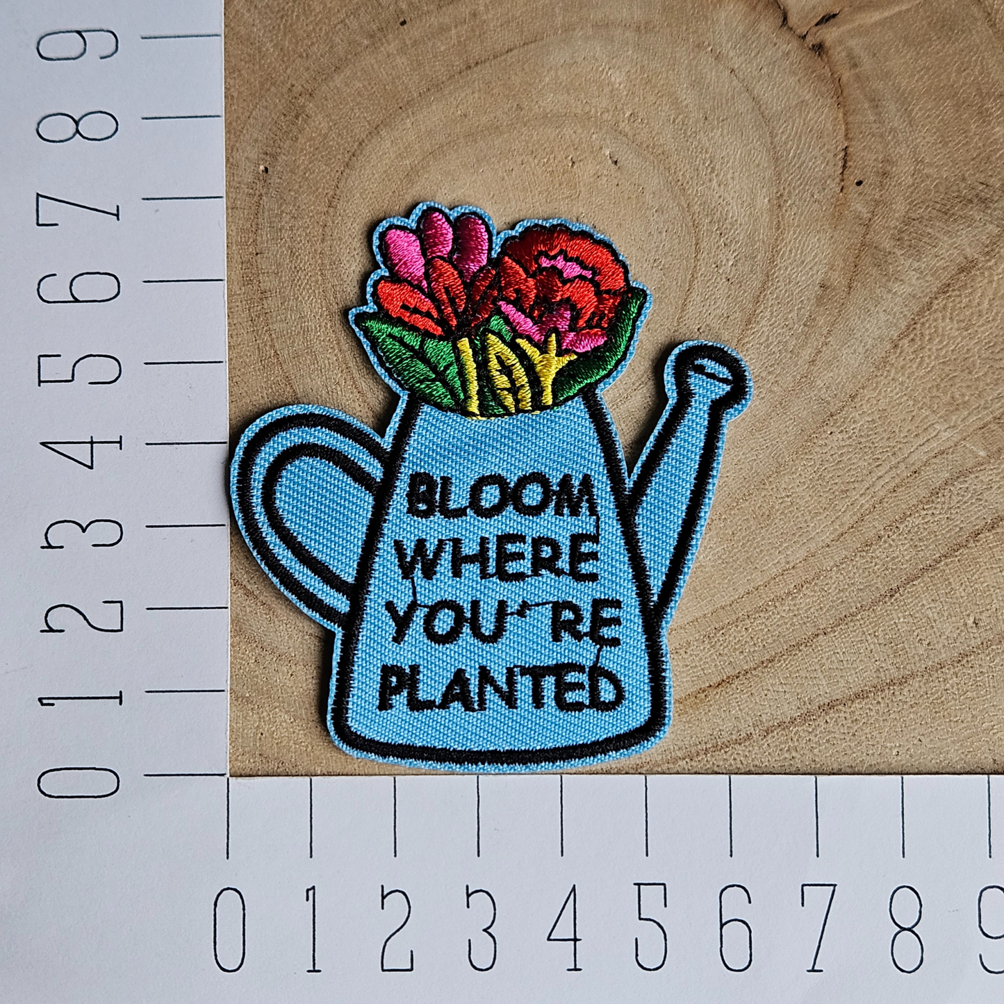 Strijk embleem - Iron on Patch - Gieter met bloemen - Bloom where you're planted