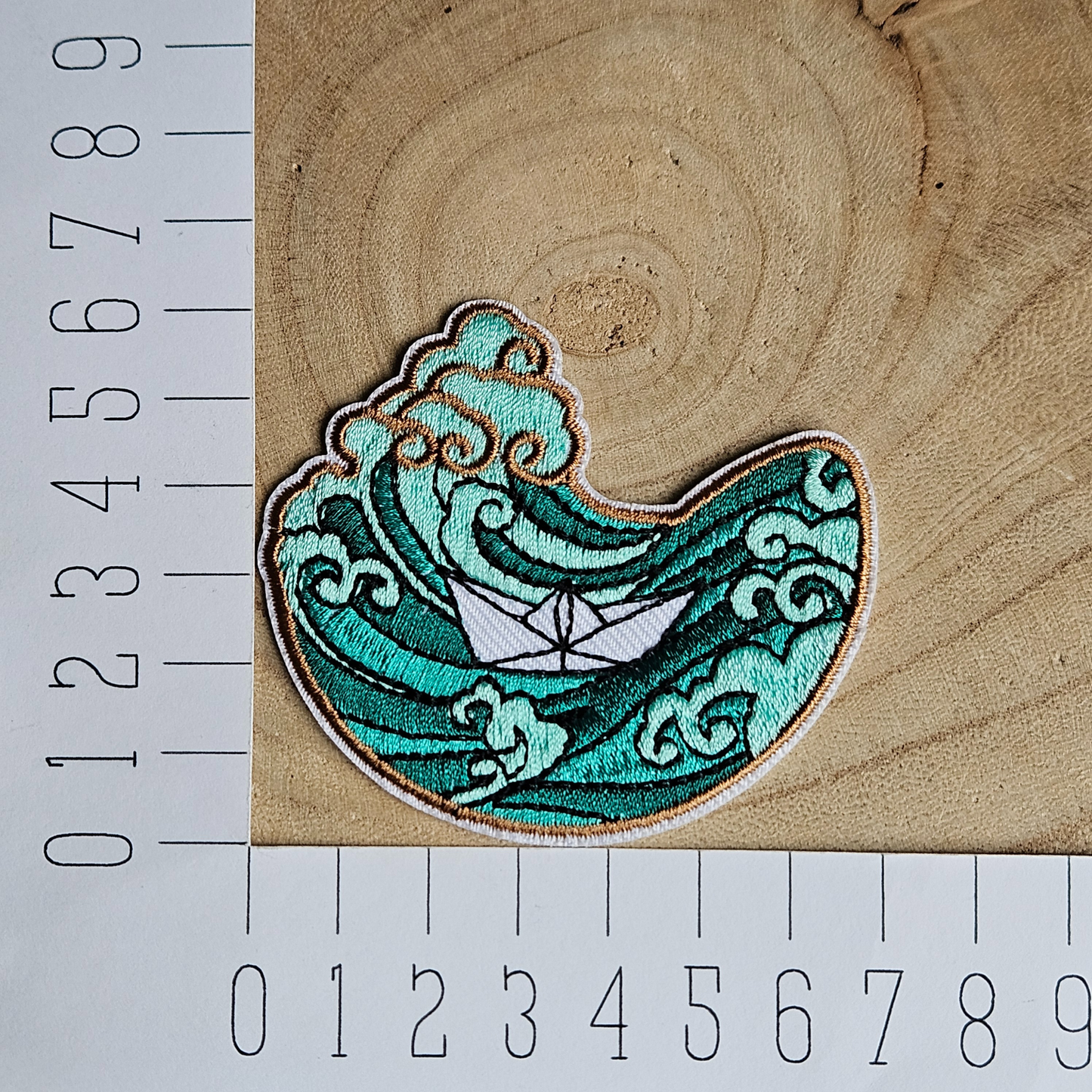 Strijk embleem - Iron on Patch - Papieren bootje op golven