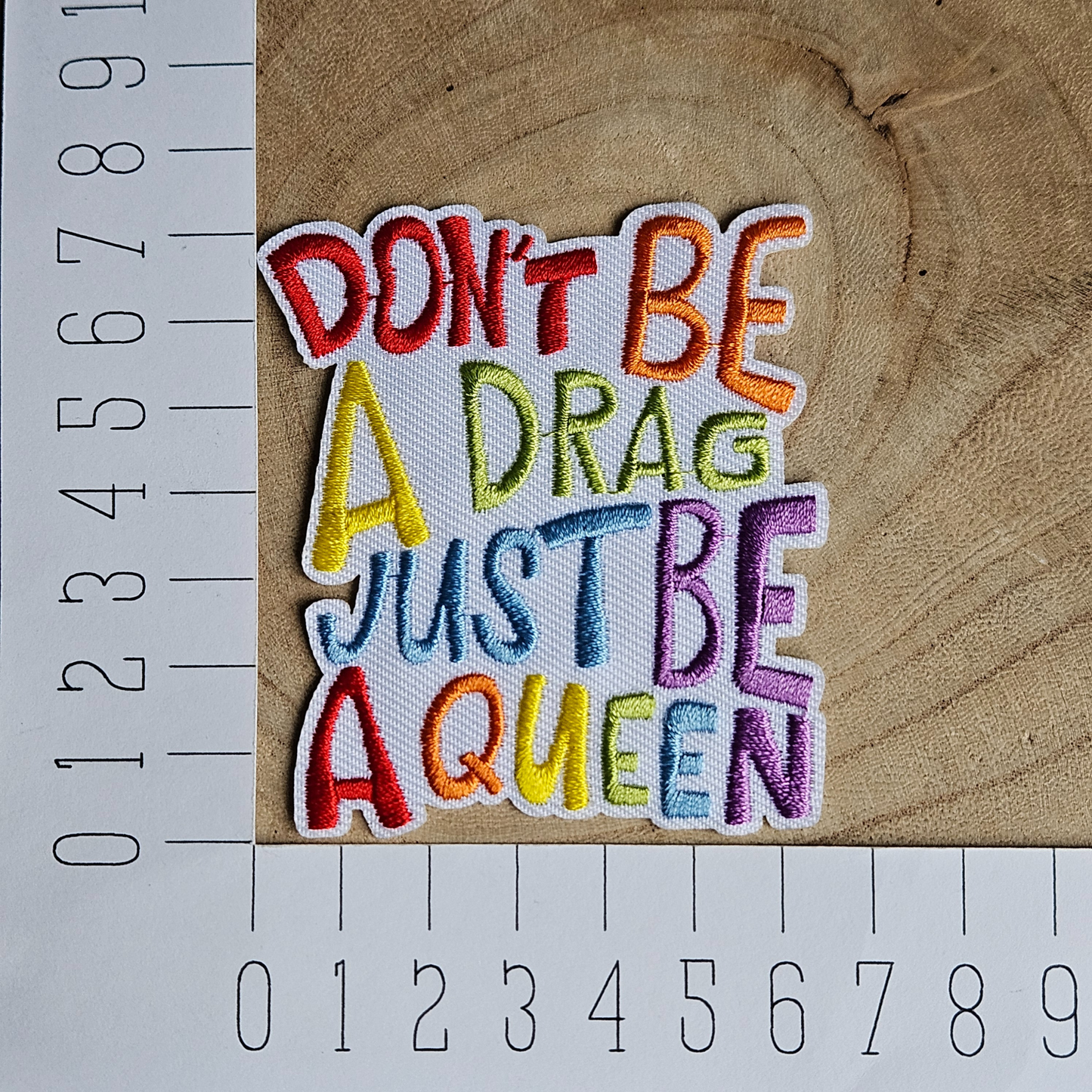 Strijk embleem - Iron on Patch - Don't be a drag just be a queen - Regenboog