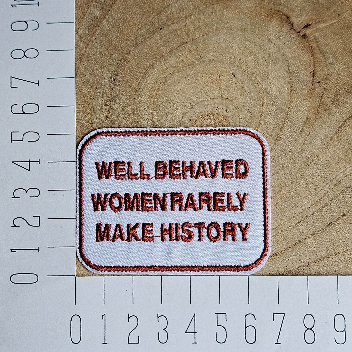 Strijk embleem - Iron on Patch - Well behaved women rarely make history - wit