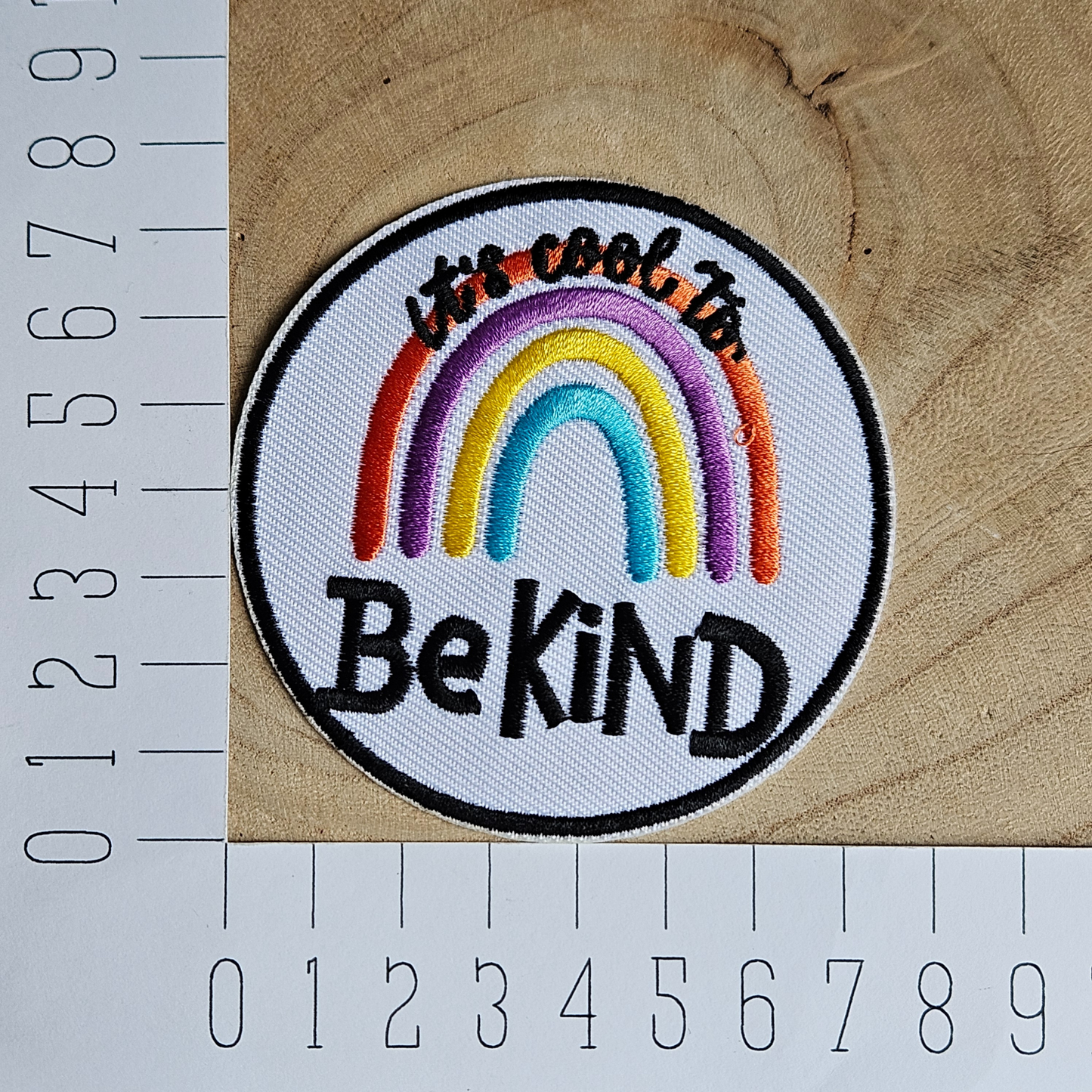 Strijk embleem - Iron on Patch - It's cool to be kind - Regenboog