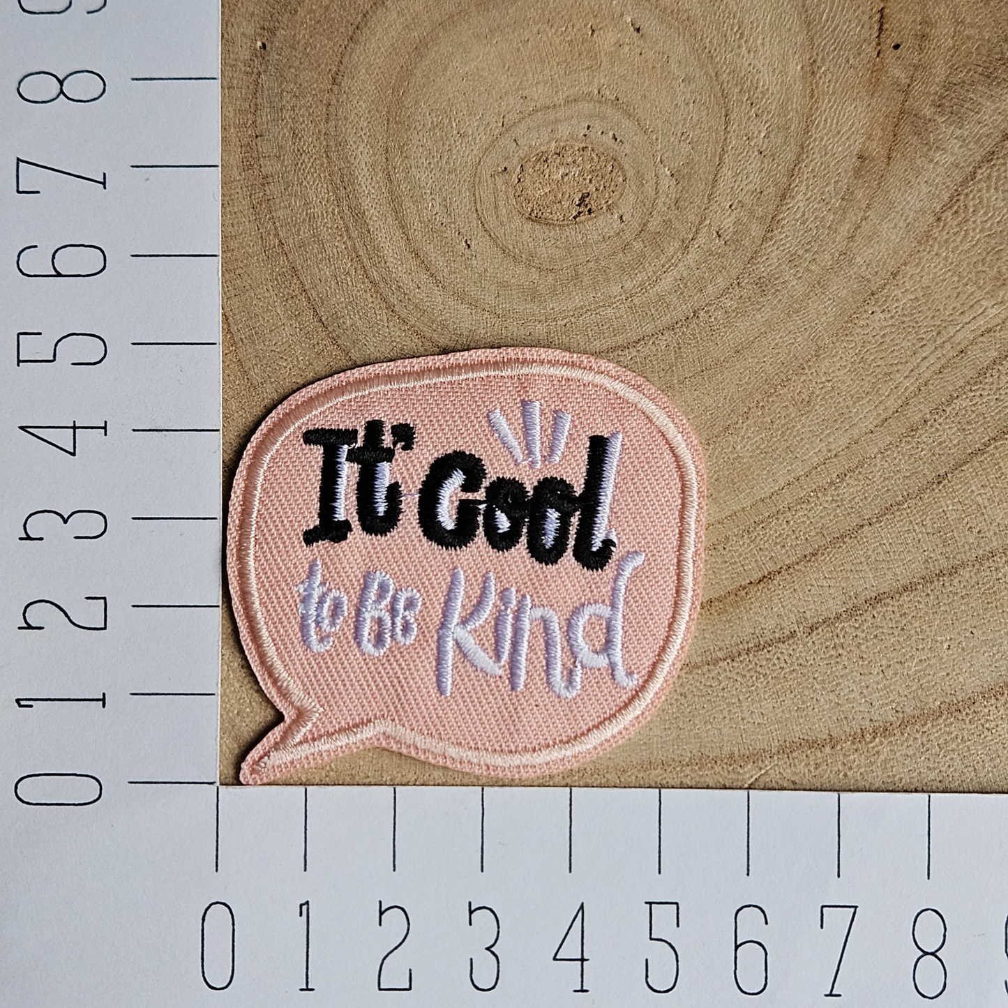 Strijk embleem - Iron on Patch - Tekstwolk - It' cool te be kind