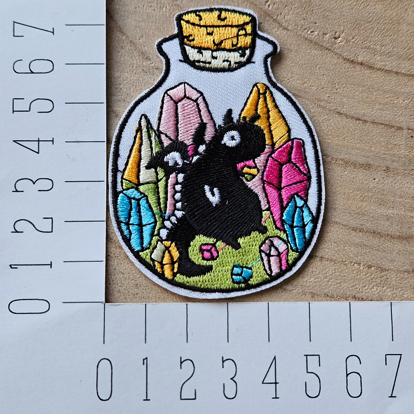 Strijk embleem - Iron on Patch - Potje met draak en edelstenen