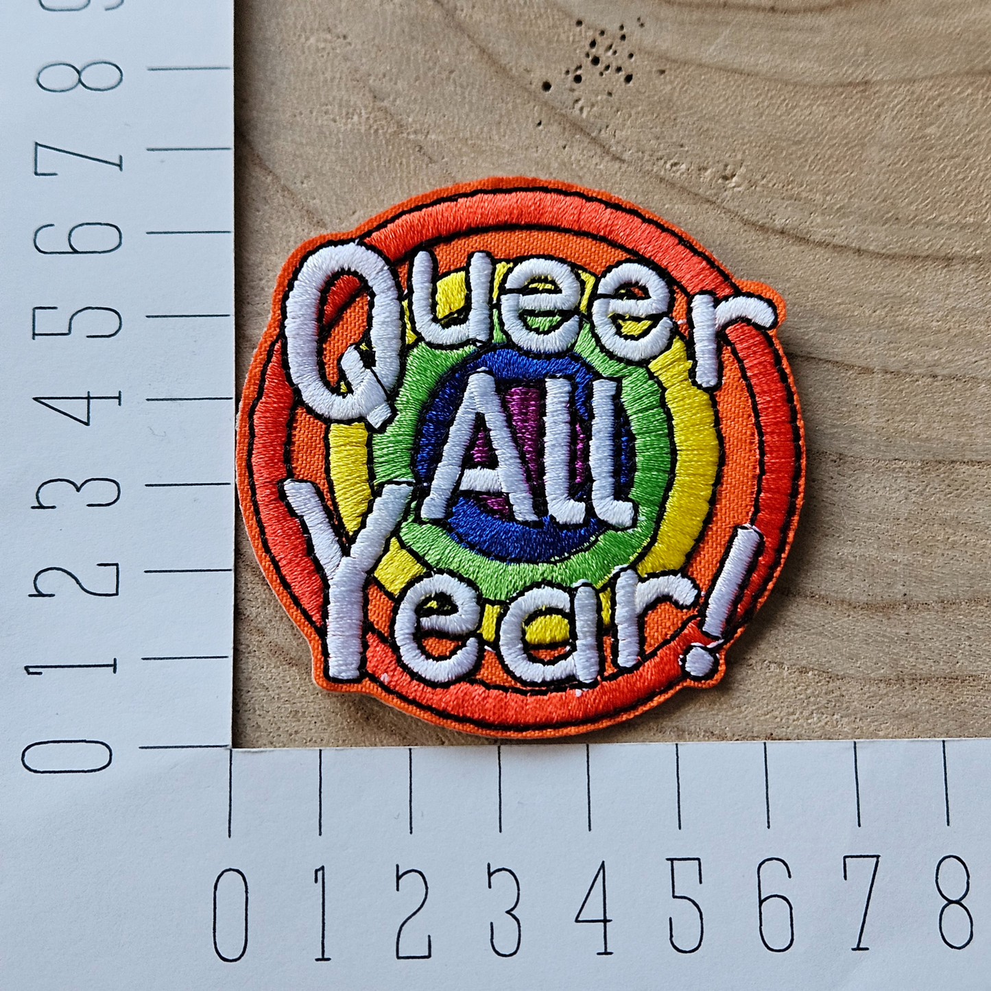 Strijk embleem - Iron on Patch - Queer all year! Regenboog