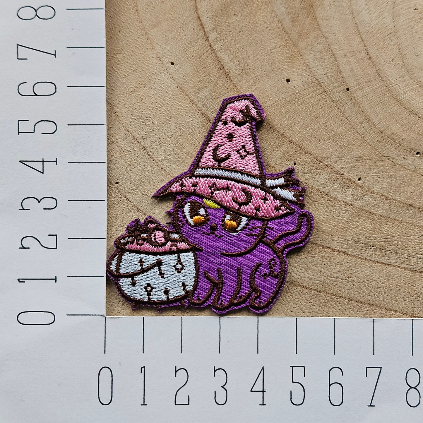 Strijk embleem - Iron on Patch - Paarse kat met ketel en hoed