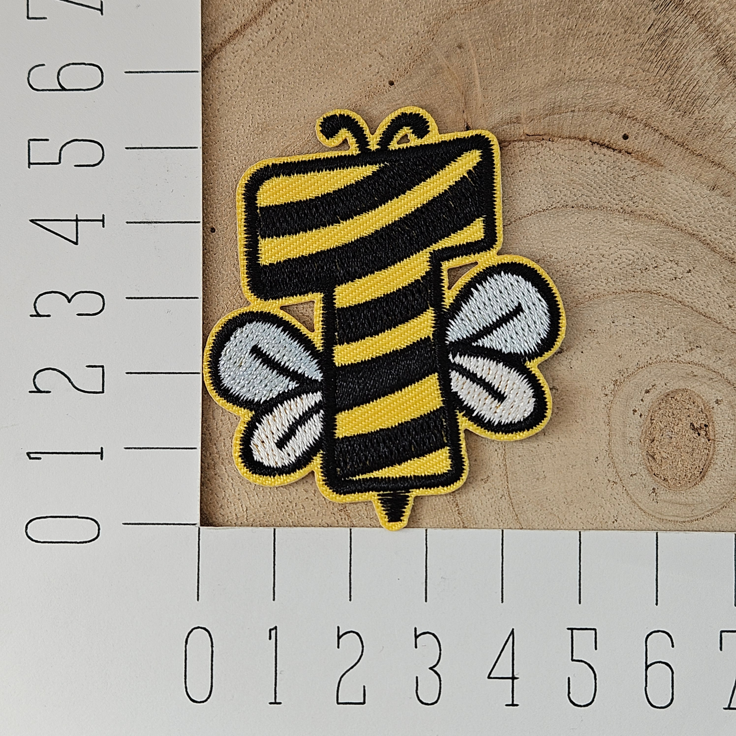 Strijk embleem - Iron on Patch - Bij alfabet letter T