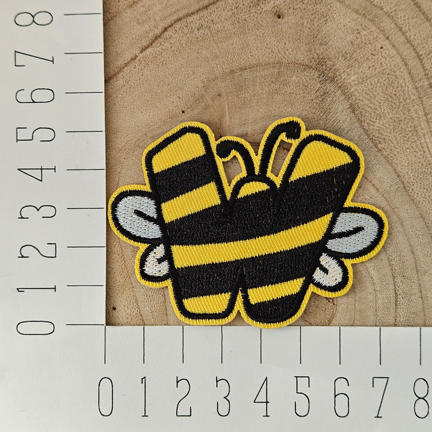 Strijk embleem - Iron on Patch - Bij alfabet letter W