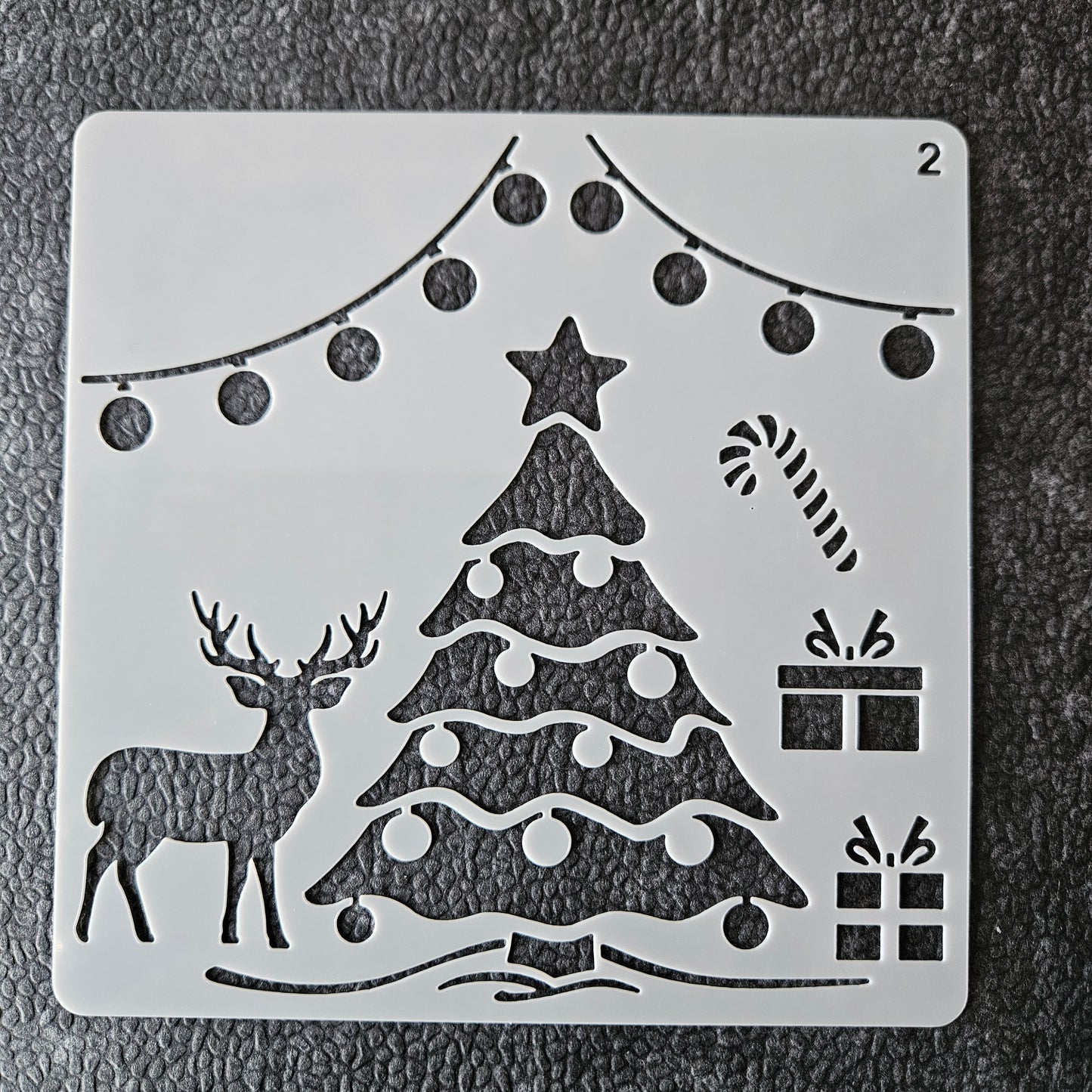 Hobby stencil Kerst - Kerstboom met rendier en versiering - 13 x 13