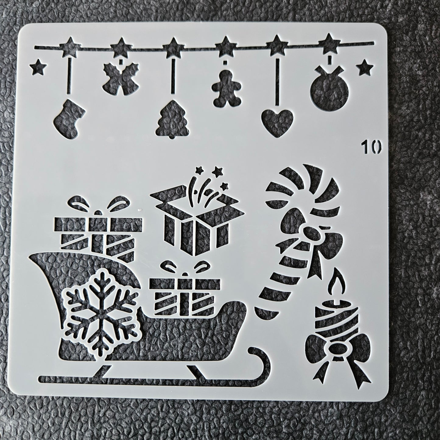 Hobby stencil Kerst - Slee met versiereing- 13 x 13