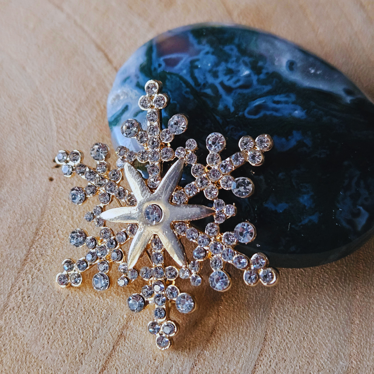 Broche - Sneeuwvlok met ster - goud
