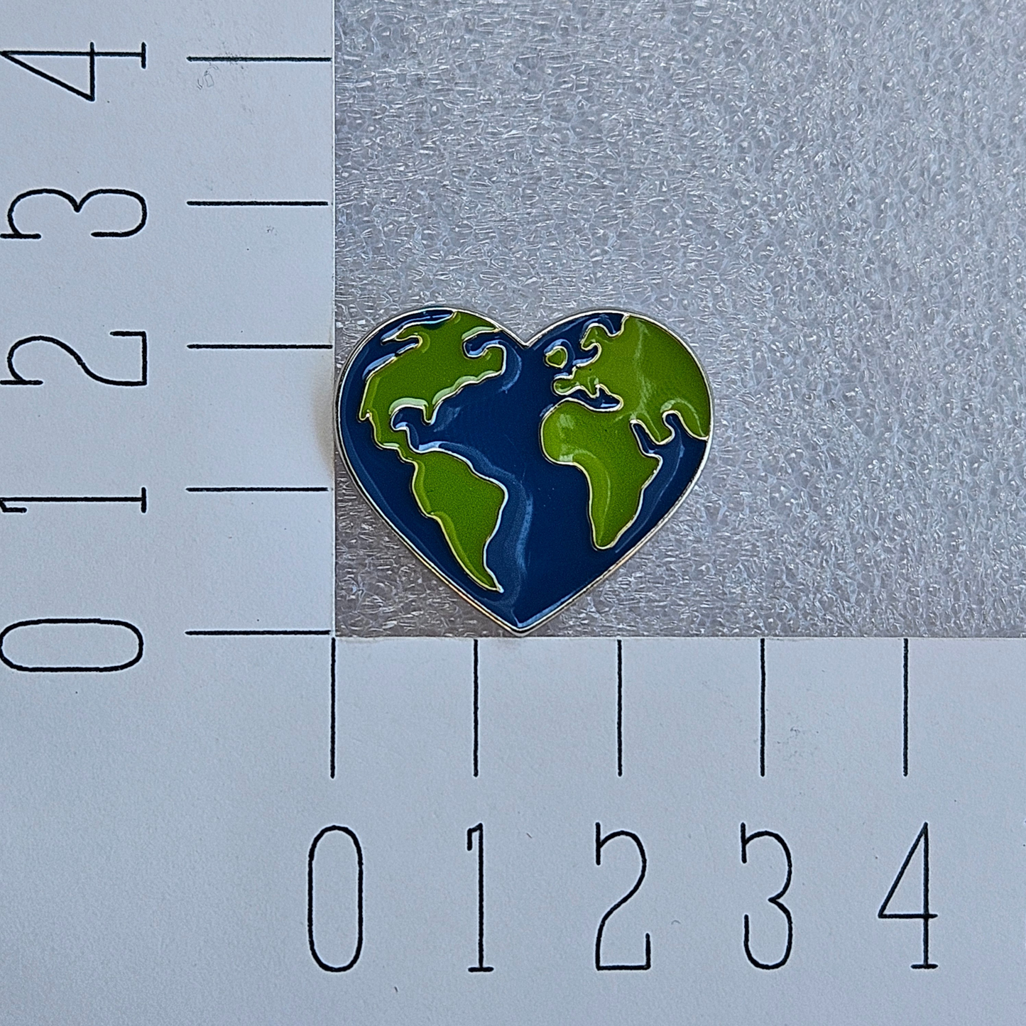 Enamel pin - Wereldhart