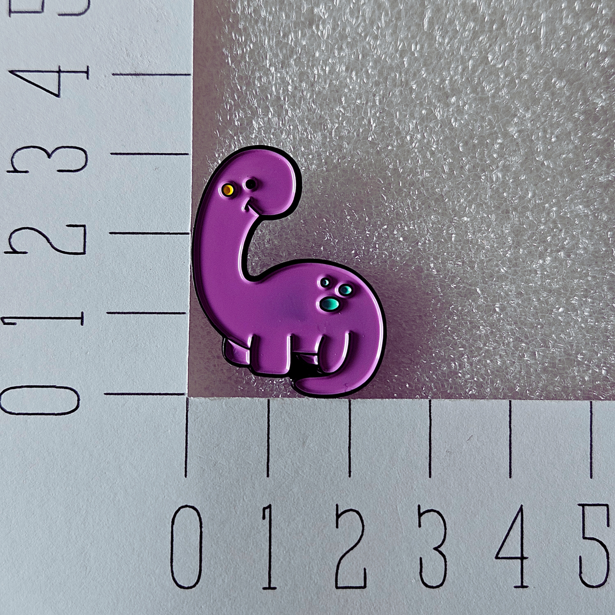 Enamel pin - Dino