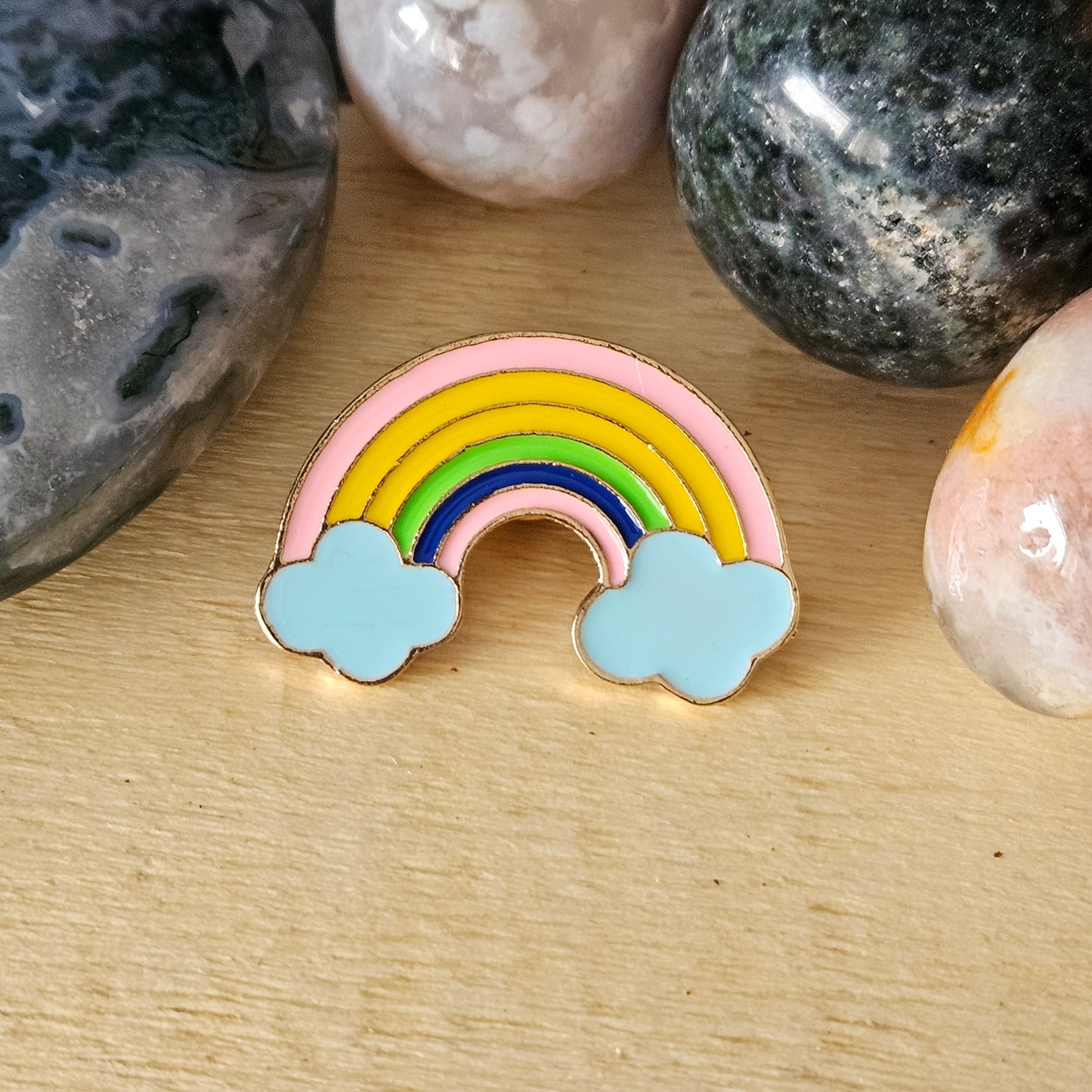 Enamel pin - Regenboog met wolken