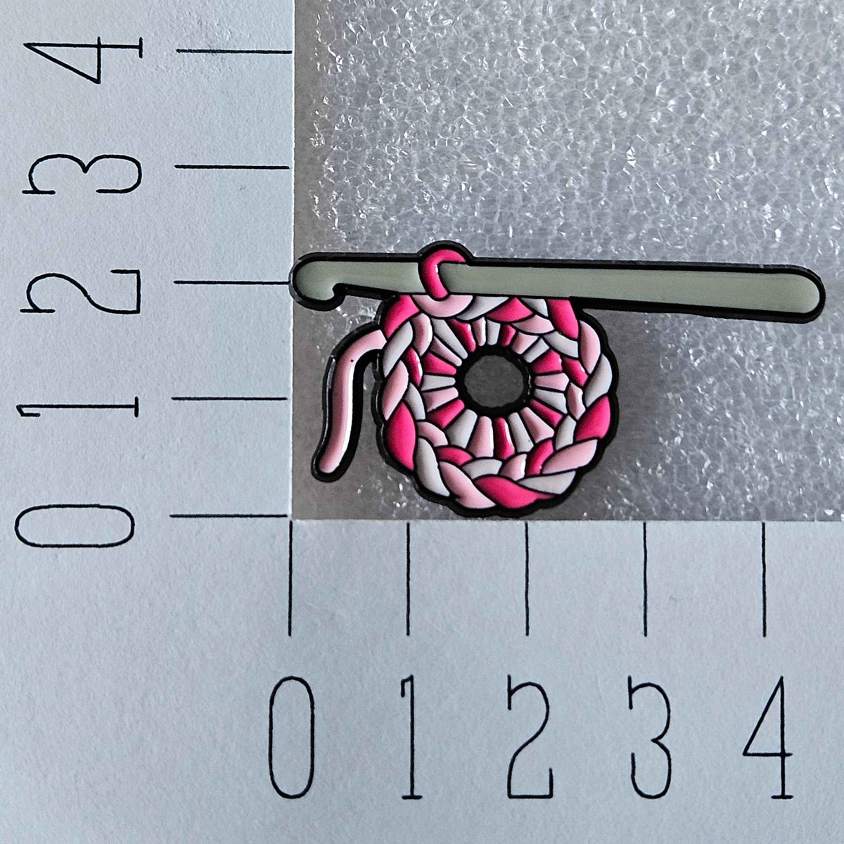 Enamel pin - Haaknaald met magische ring roze