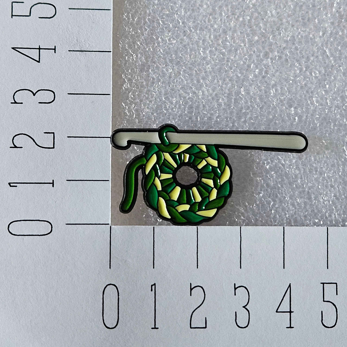 Enamel pin - Haaknaald met magische ring groen