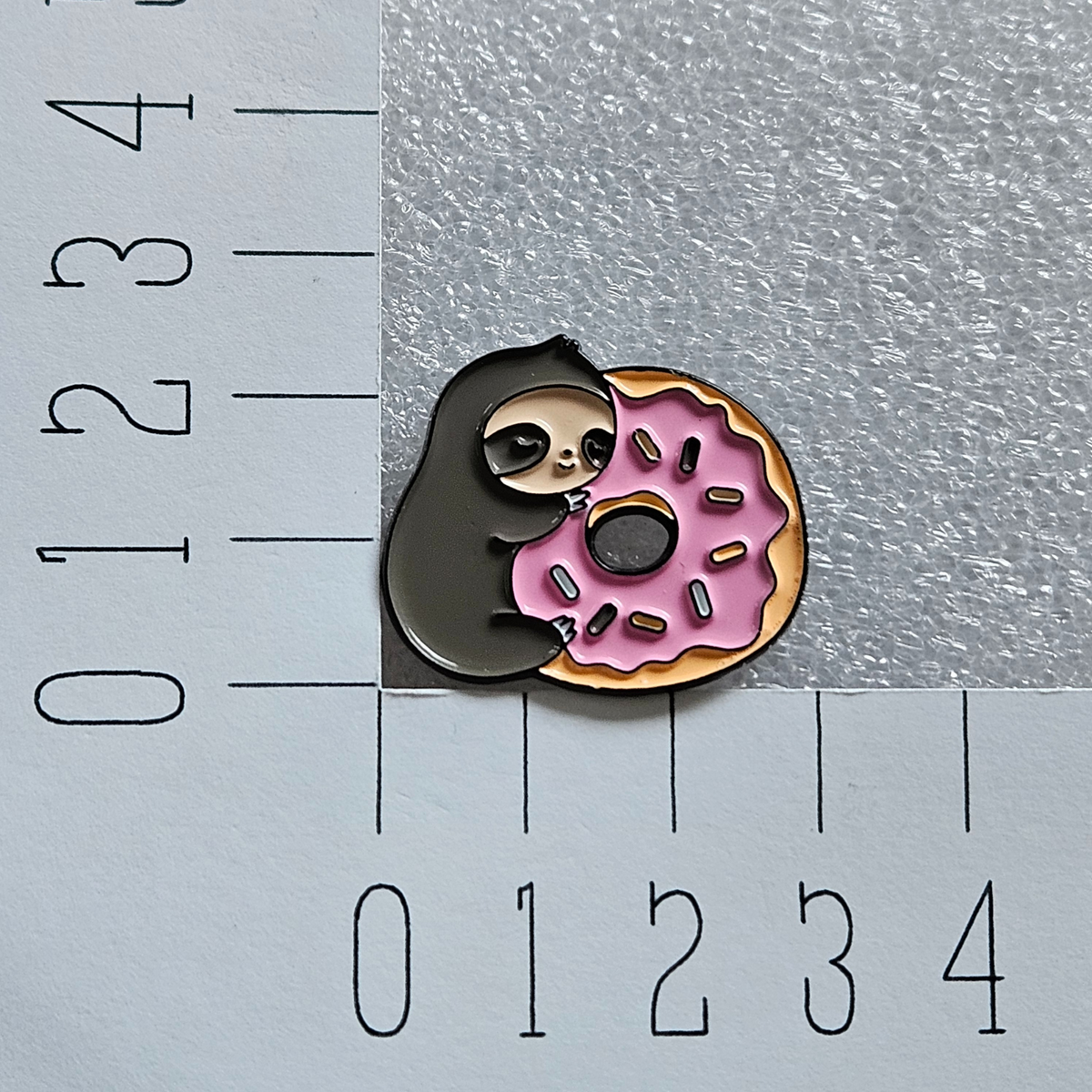 Enamel pin - Luiaard met donut