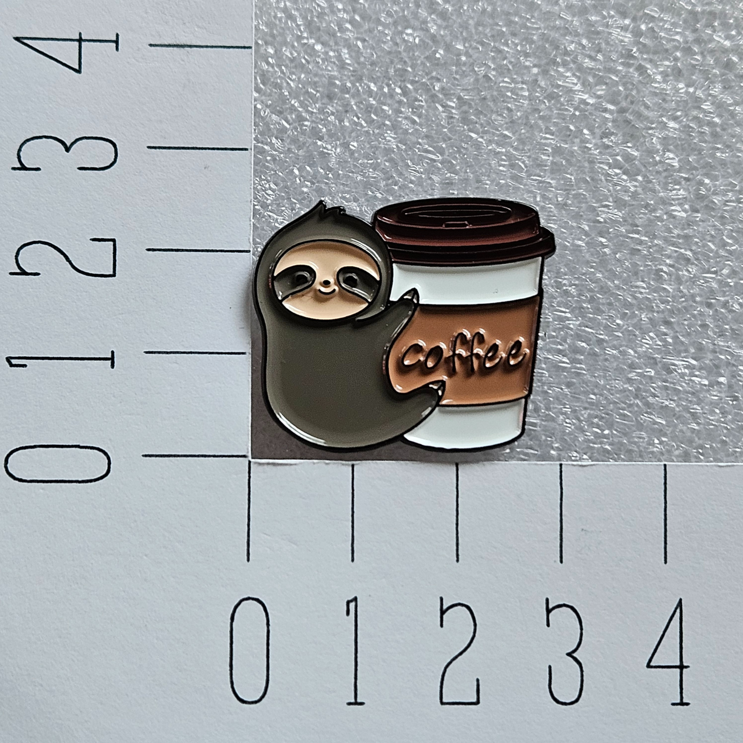 Enamel pin - Luiaard met coffee
