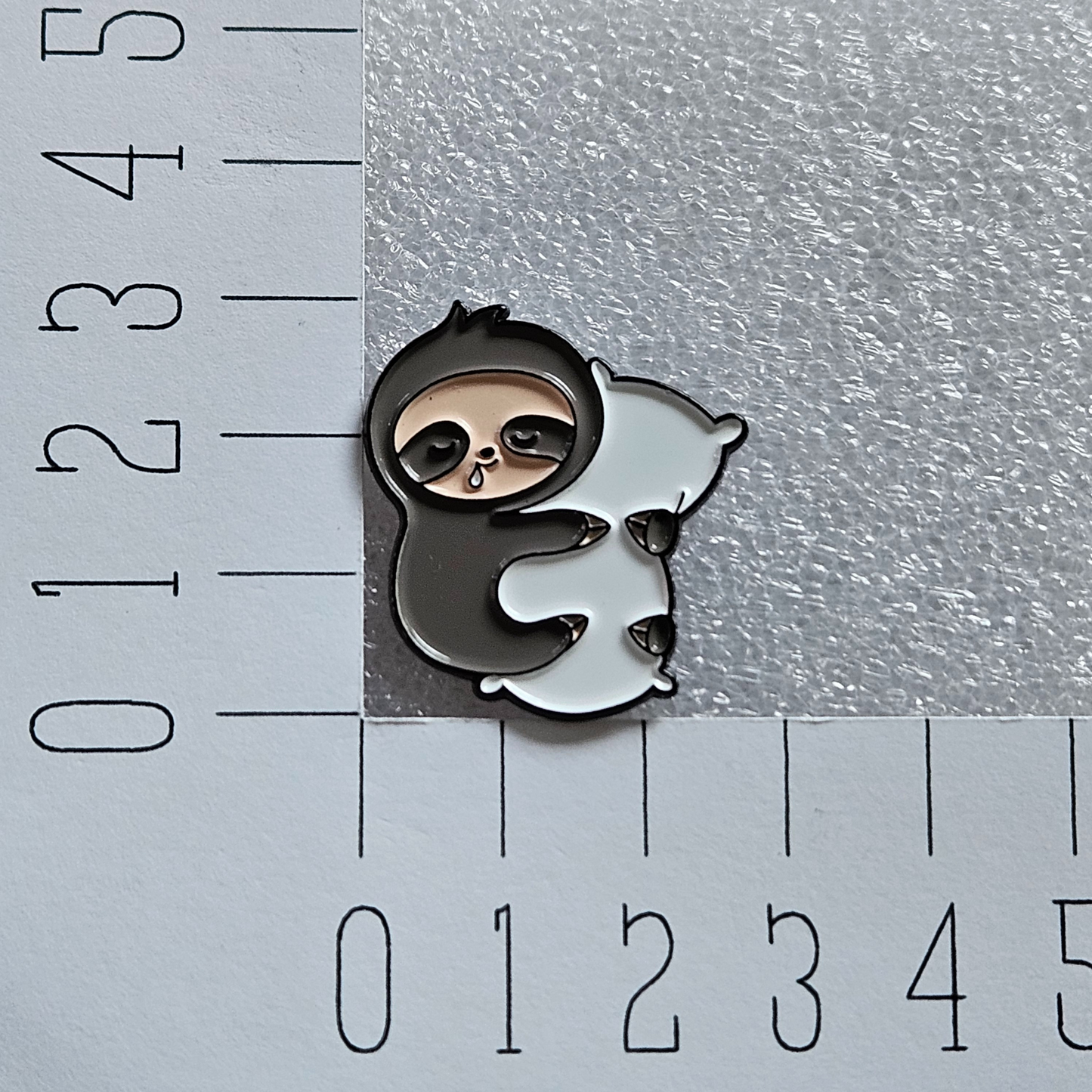 Enamel pin - Luiaard met kussen