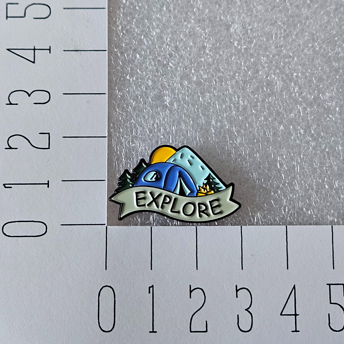Enamel pin - Explore gebergte
