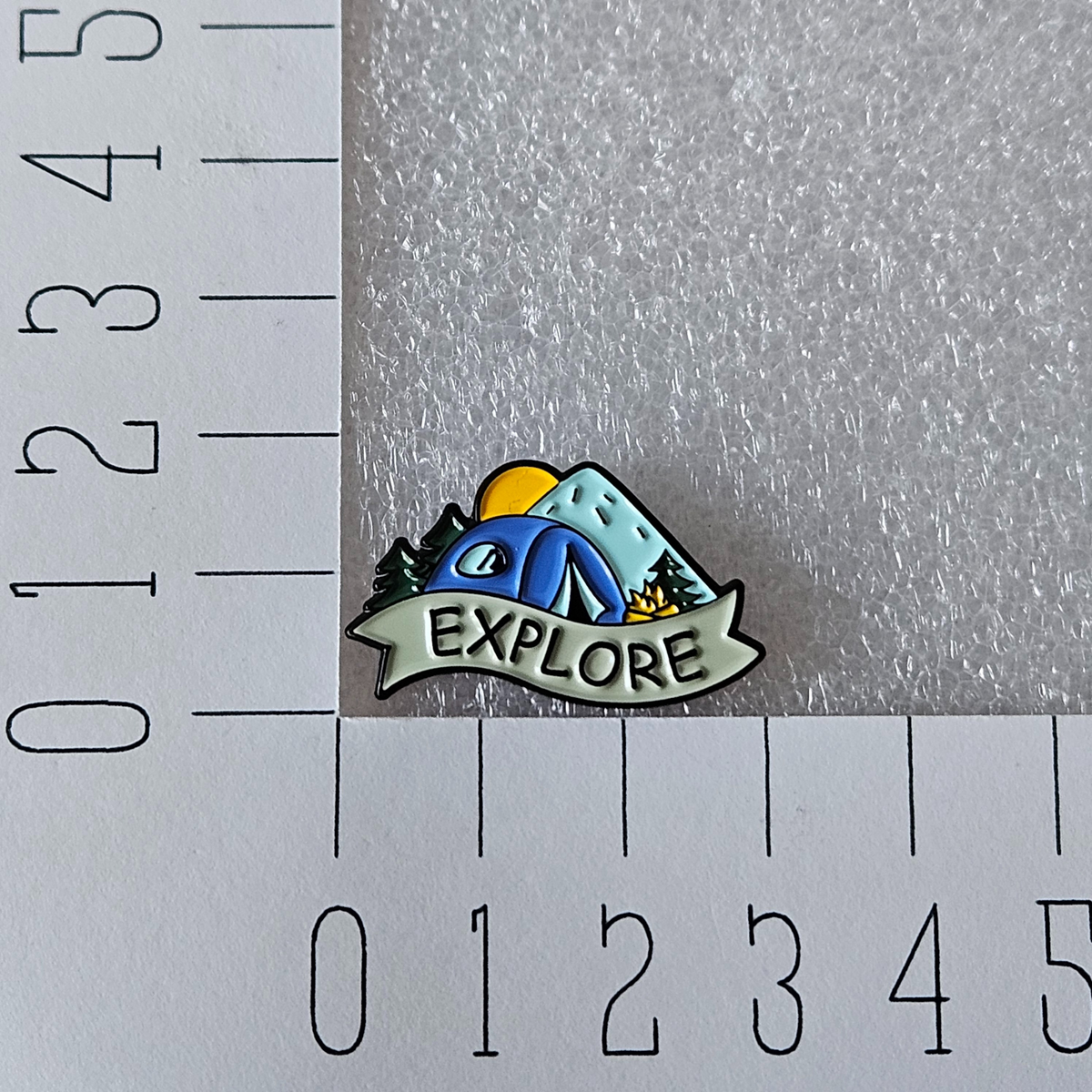 Enamel pin - Explore gebergte
