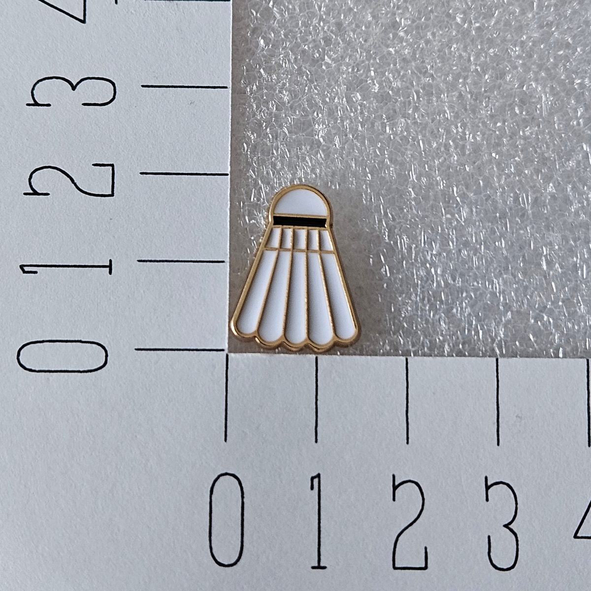 Enamel pin - Badminton shuttle