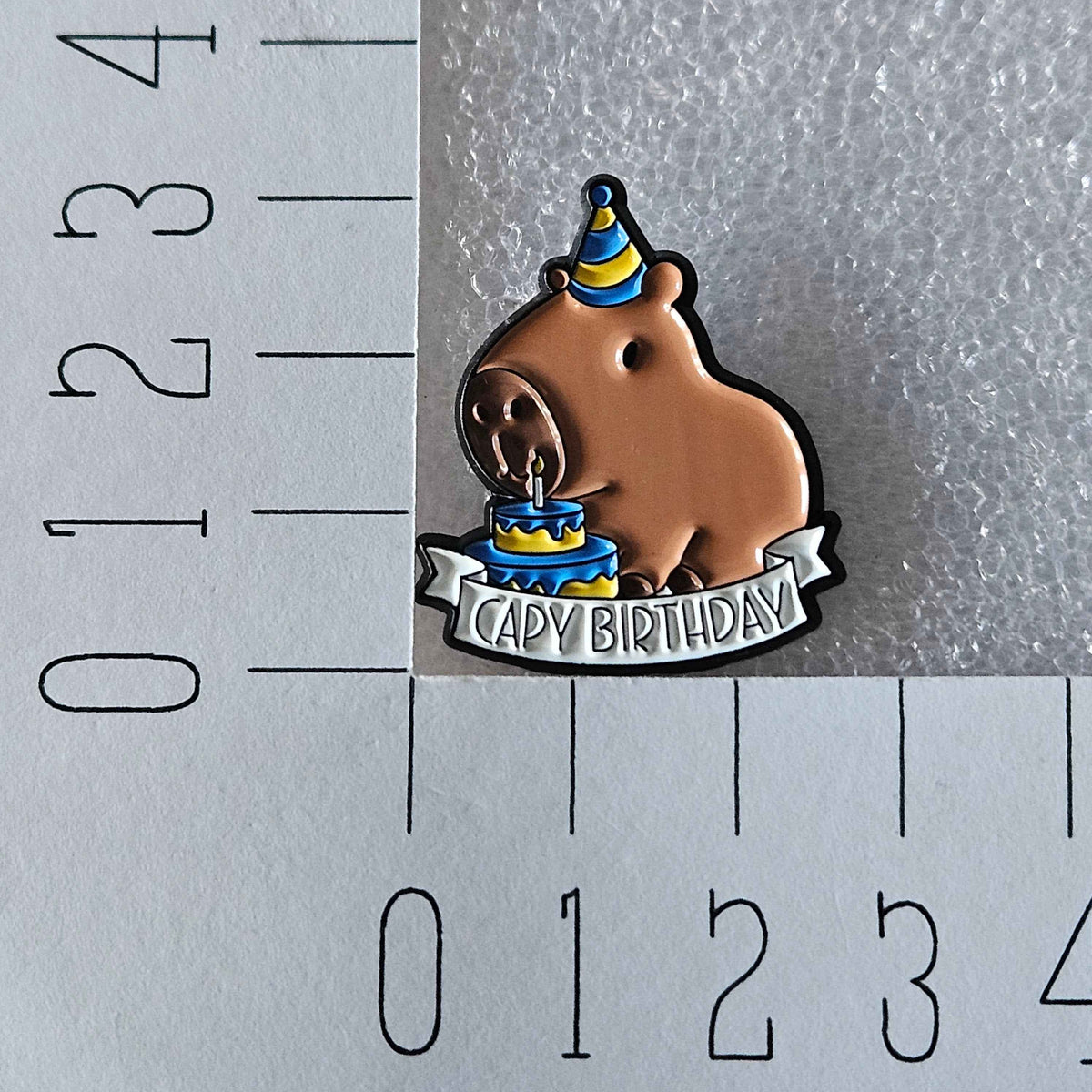 Enamel pin - Capy birthday - feest capibara