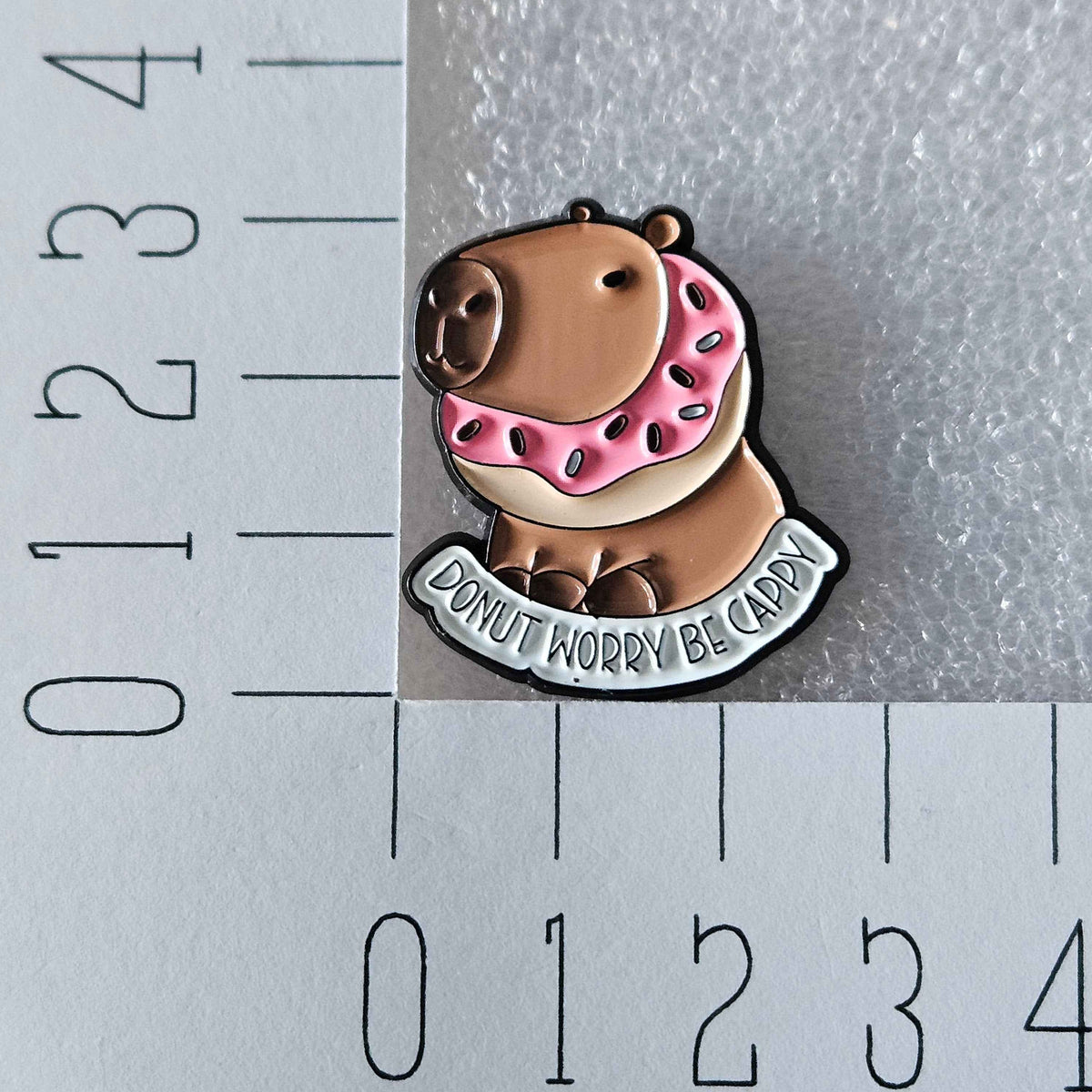 Enamel pin - Donut worry be cappy - capibara met donut