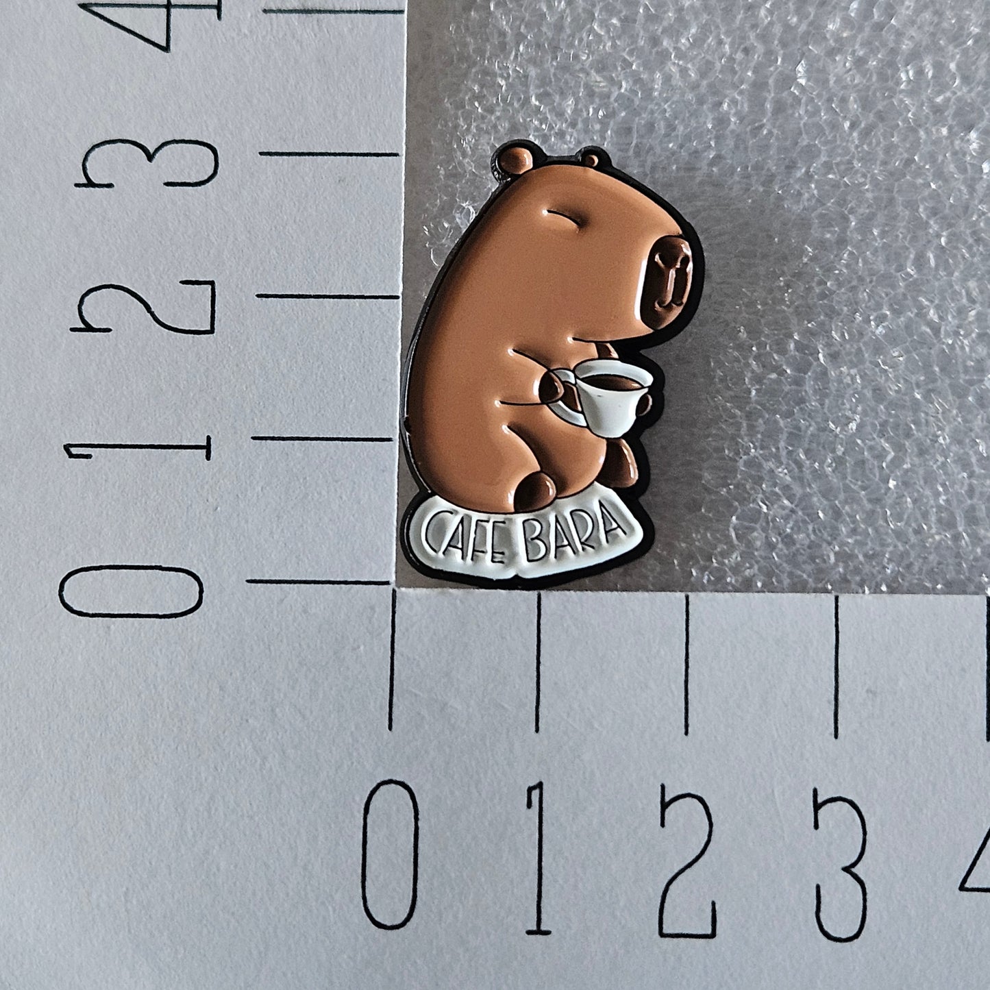 Enamel pin - Cafe bara - Capibara met coffee