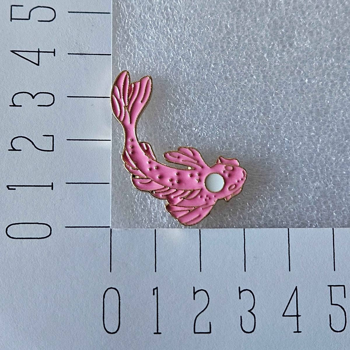 Enamel pin - Koi karper roze met witte stip