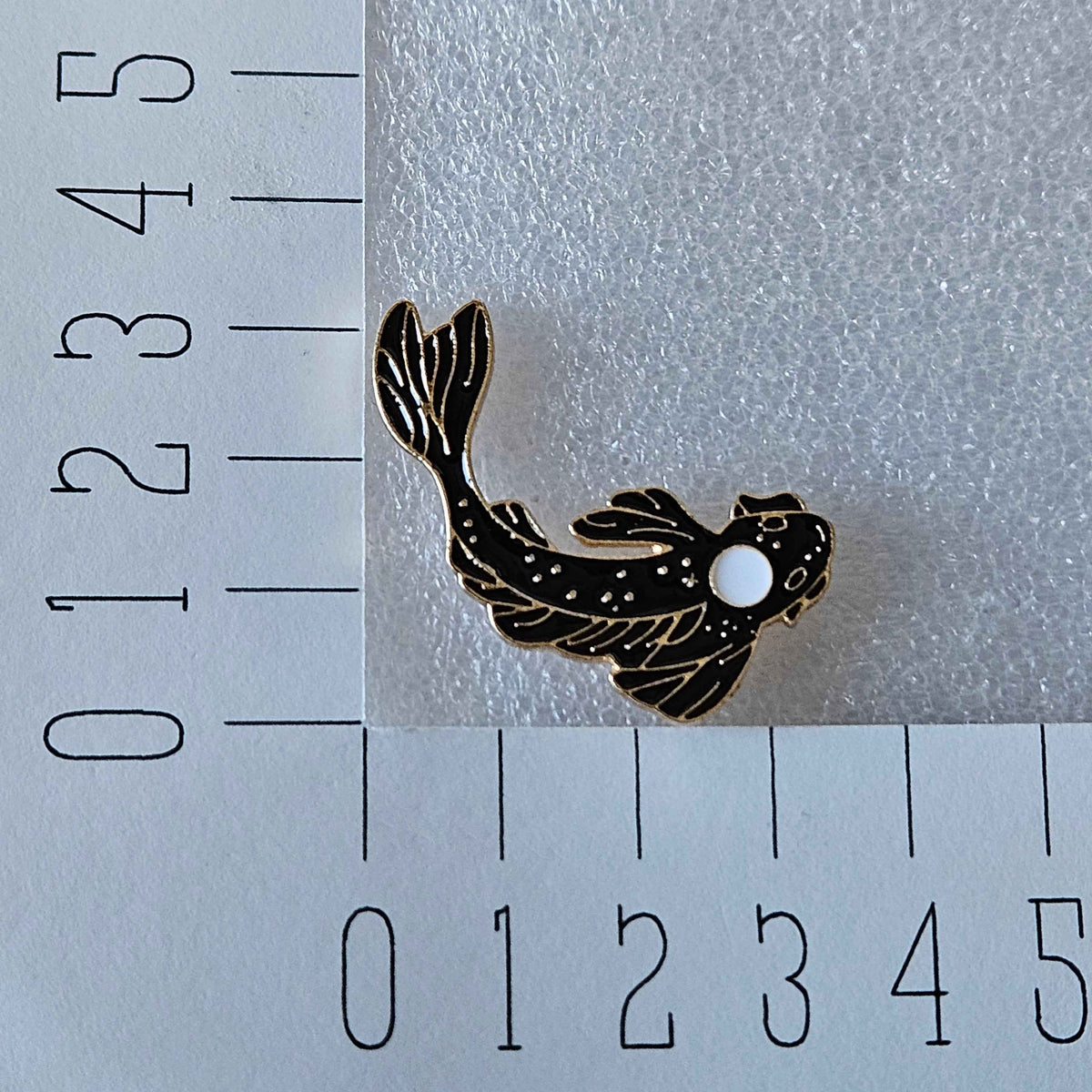 Enamel pin - Koi karper zwart met witte stip