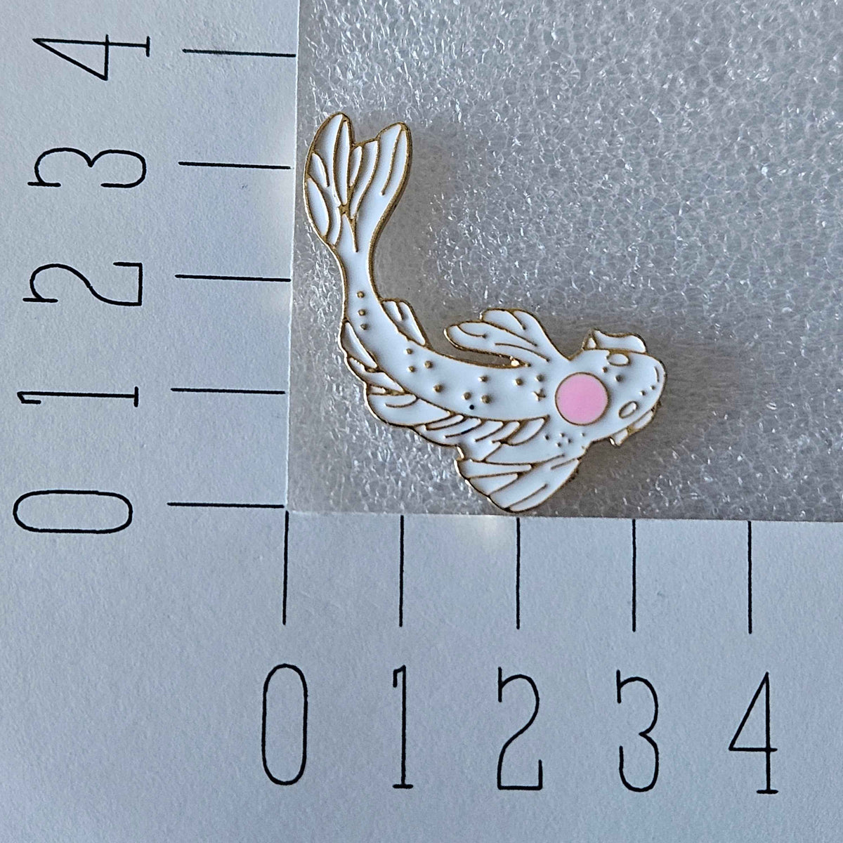 Enamel pin - Koi karper wit met roze stip