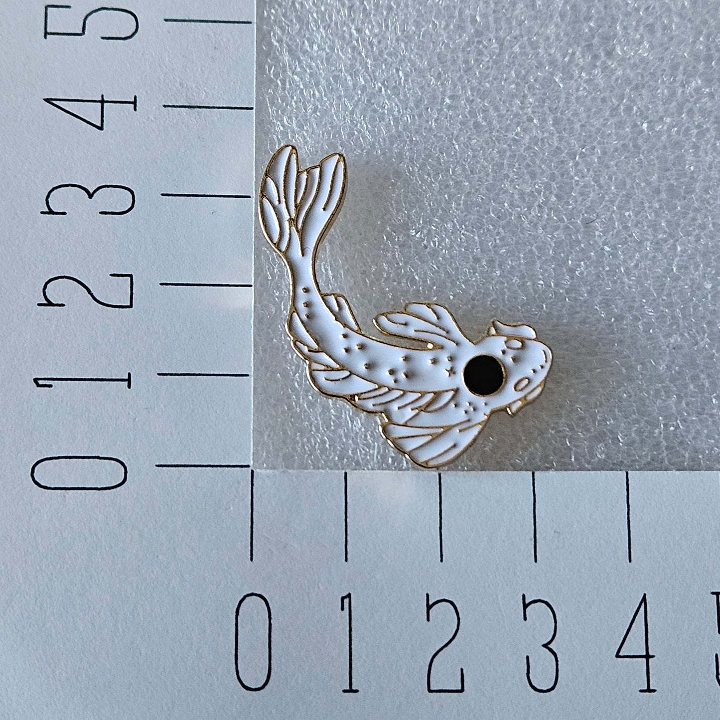 Enamel pin - Koi karper wit met zwarte stip