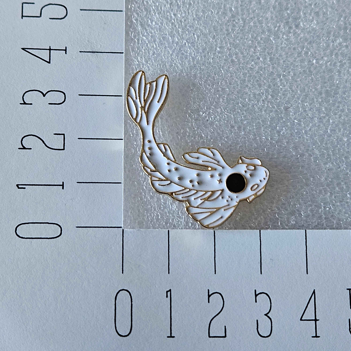 Enamel pin - Koi karper wit met zwarte stip