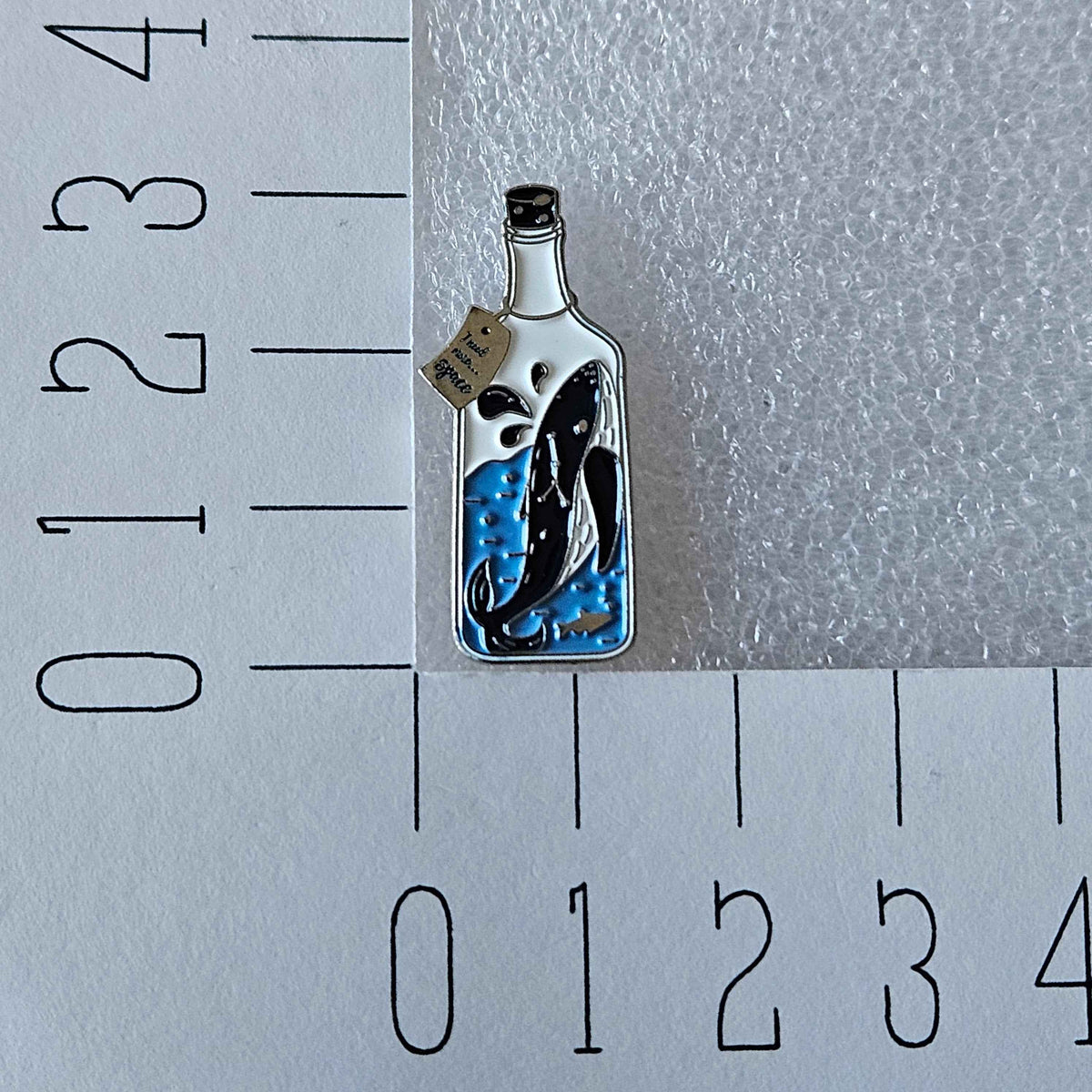 Enamel pin - Walvis in fles