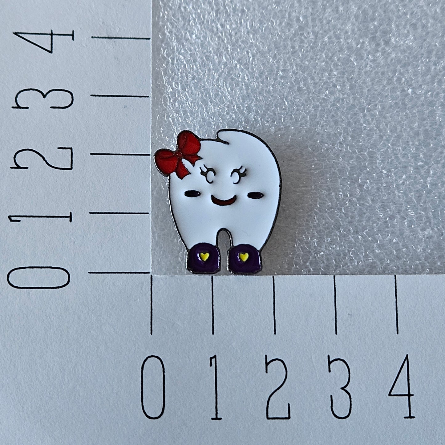 Enamel pin - Tandarts - Tand met strikjes