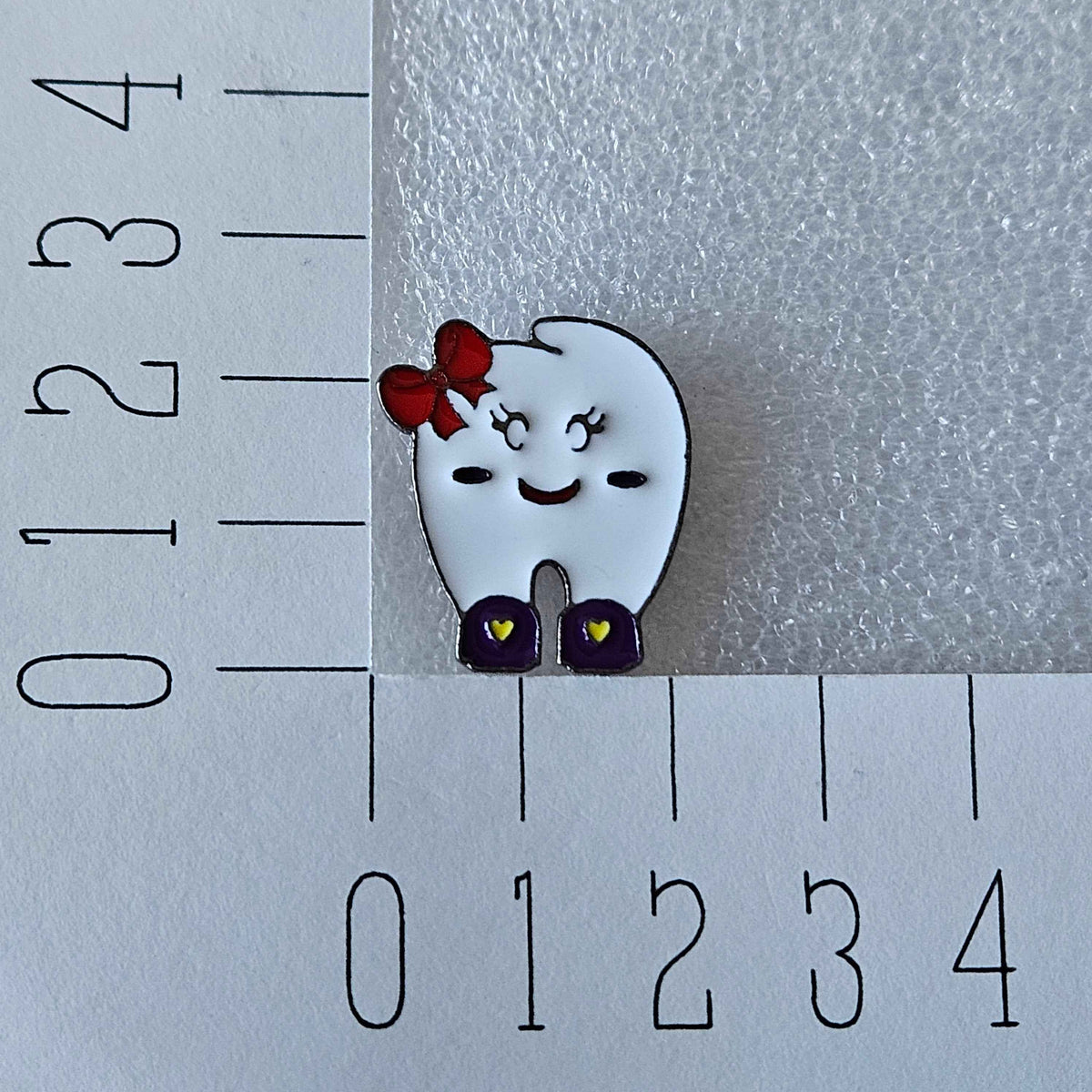 Enamel pin - Tandarts - Tand met strikjes